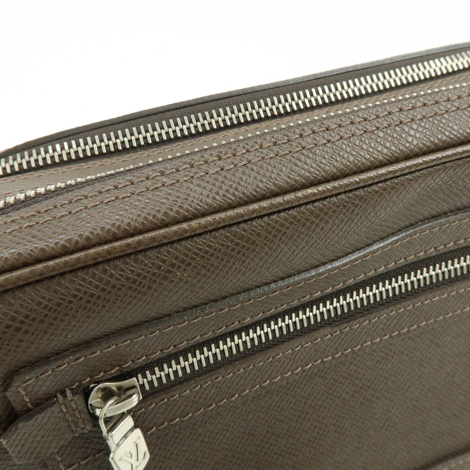 Louis Vuitton Taiga Neo Pavel Clultch Bag Grizzly M31148