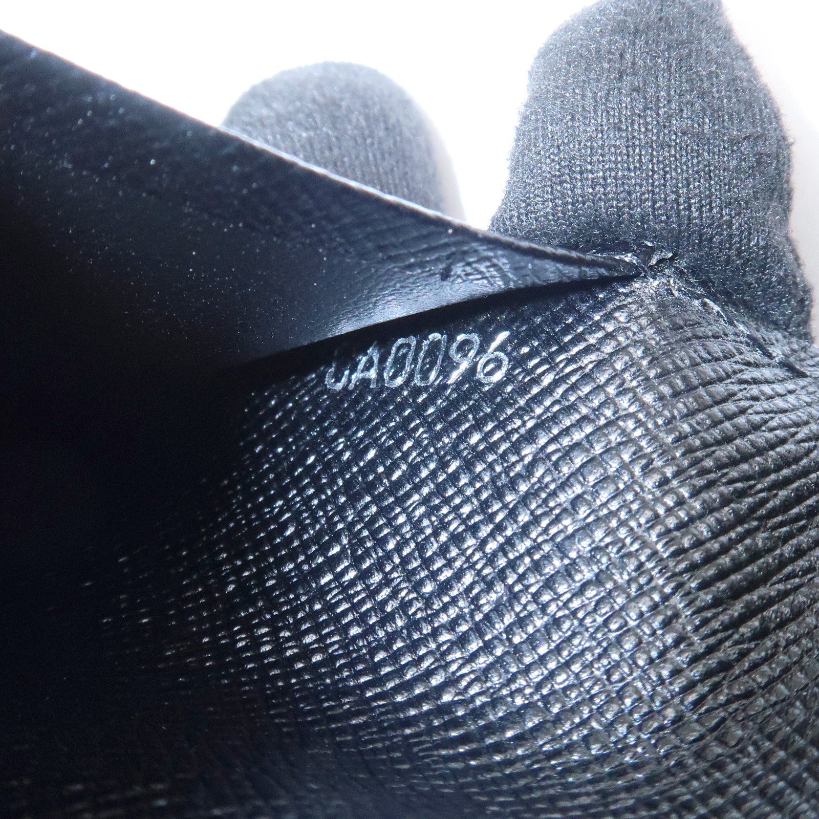 Louis Vuitton Taiga Enveloppe Cartes de Visite Card Case M30922