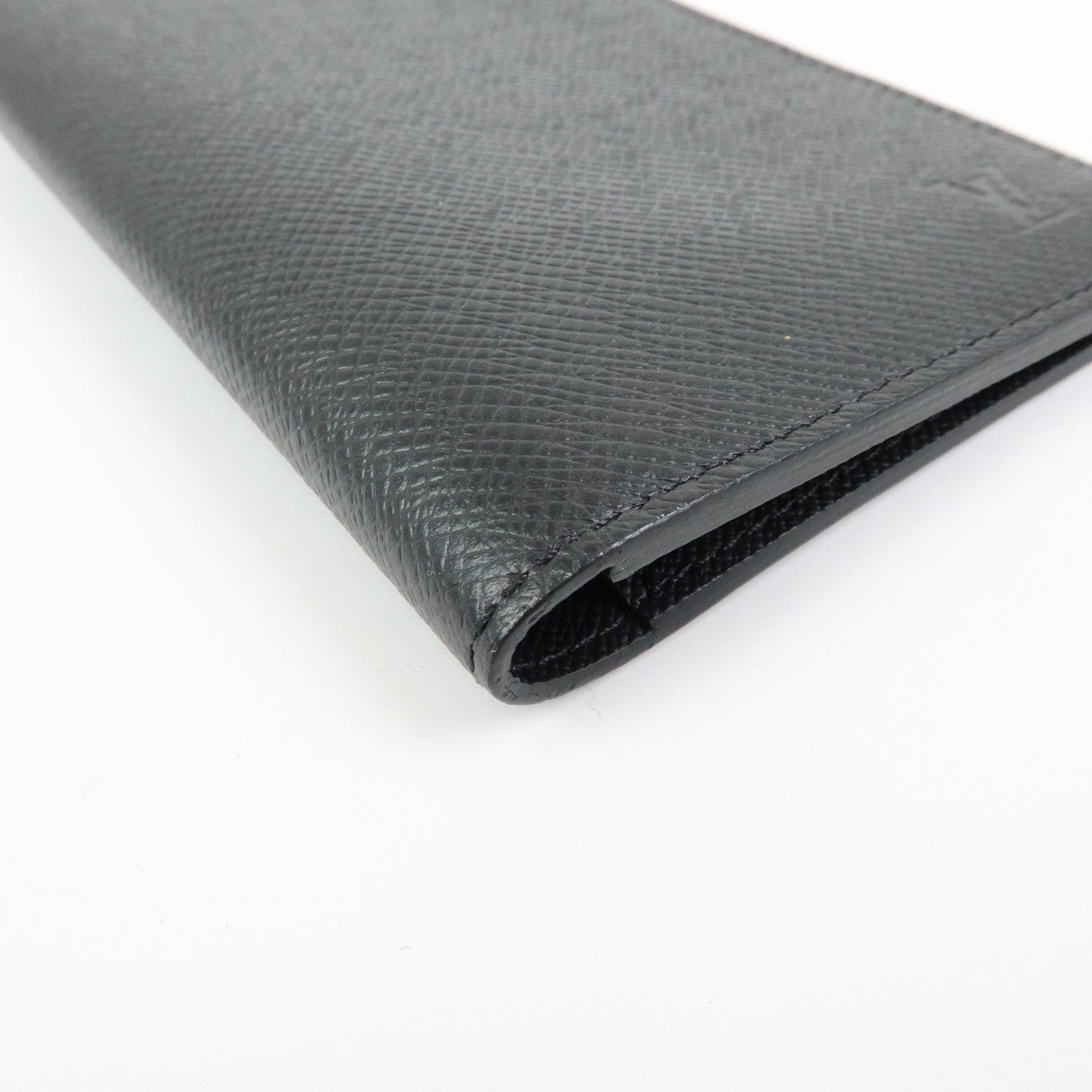 Louis Vuitton Taiga Leather Couverture Passeport NM Ardoise M64596