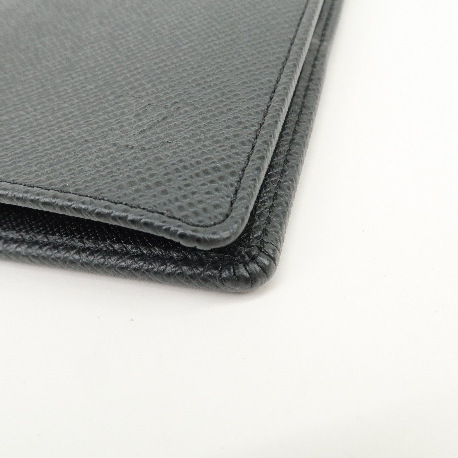 Louis Vuitton Taiga Leather Portefeuille Brazza Wallet Noir M30501