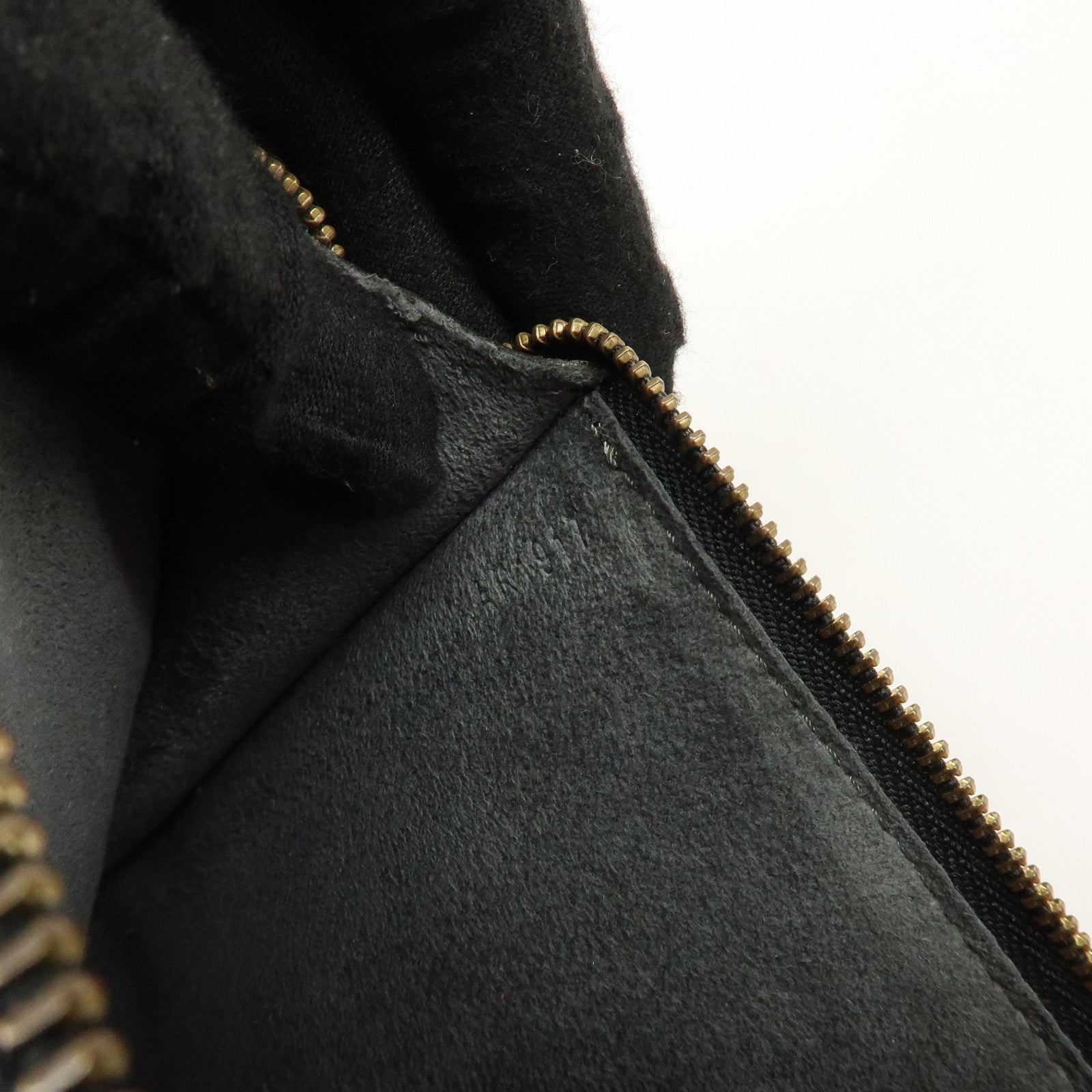 Louis Vuitton Epi Pochette Accessoires Clutch Bag Noir M52942