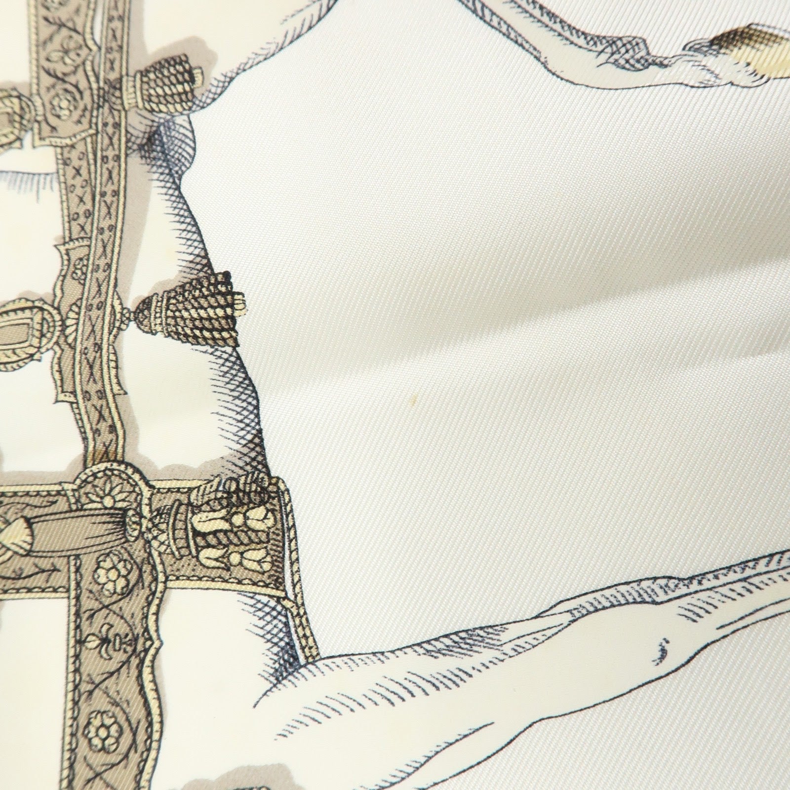 HERMES Carre 90 Silk 100% Scarf GRAND APPARAT White Beige