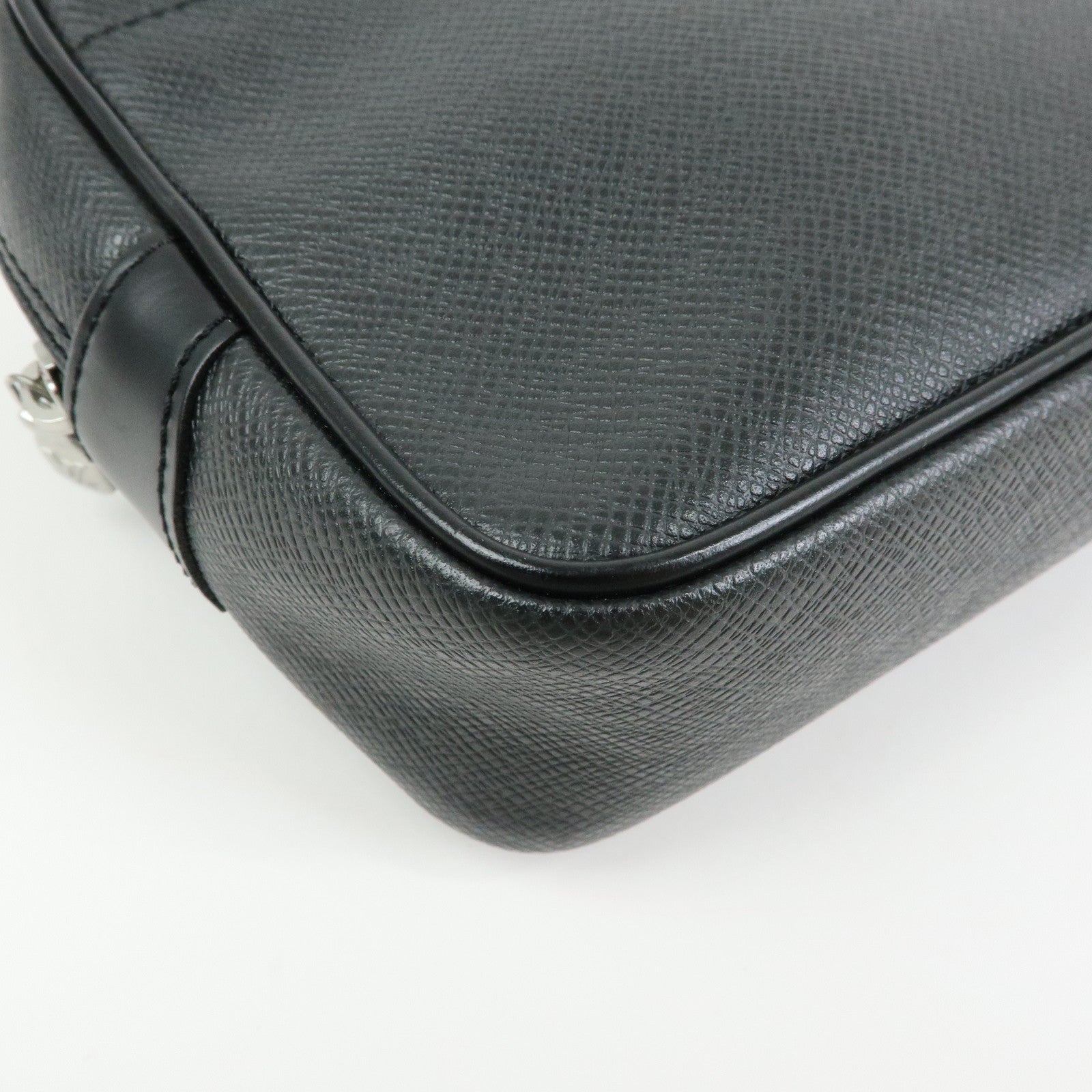 Louis Vuitton Taiga Leather Karga Clutch Bag Pouch Black M30812