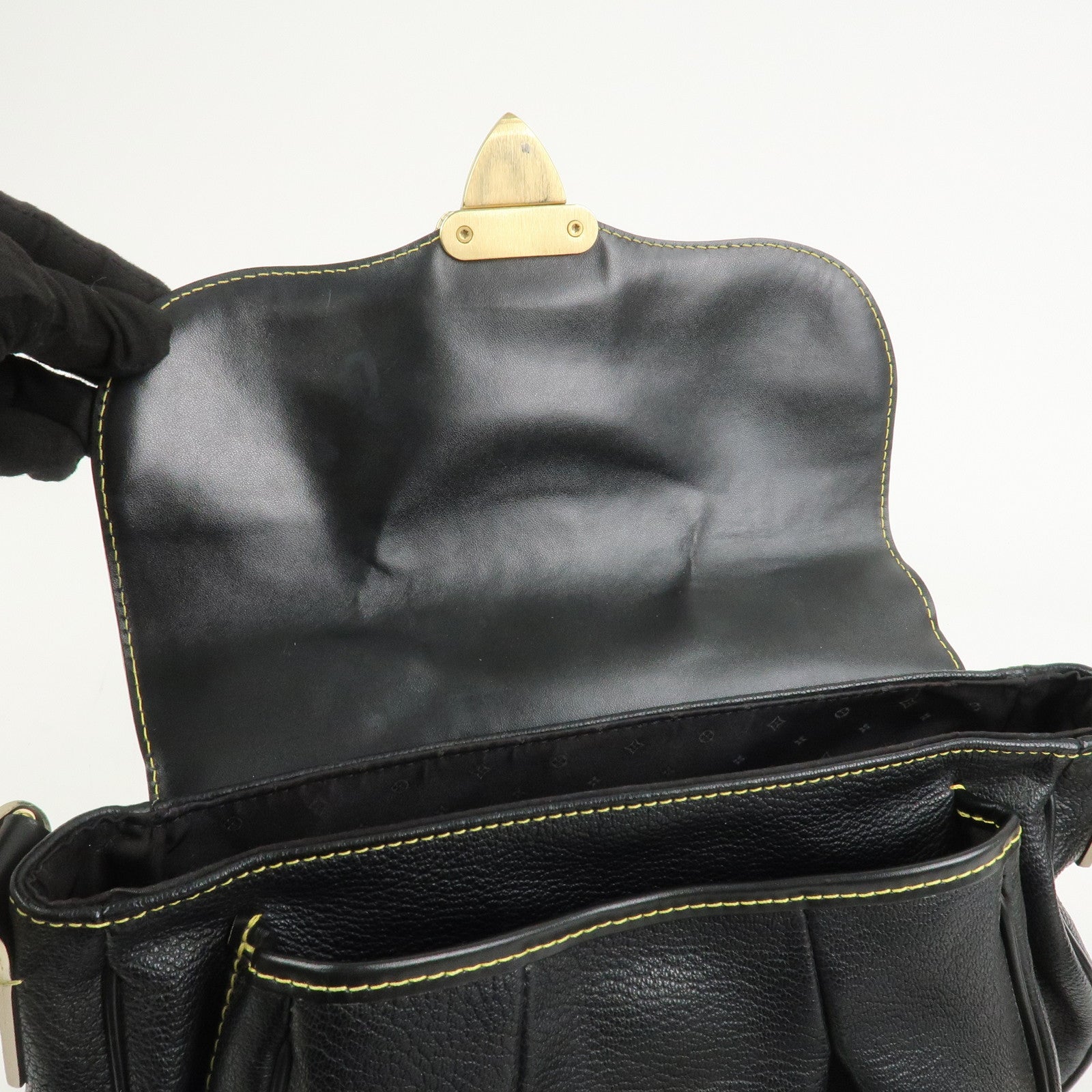 Louis Vuitton Suhari Confidant Leather Shoulder Bag Noir M91784