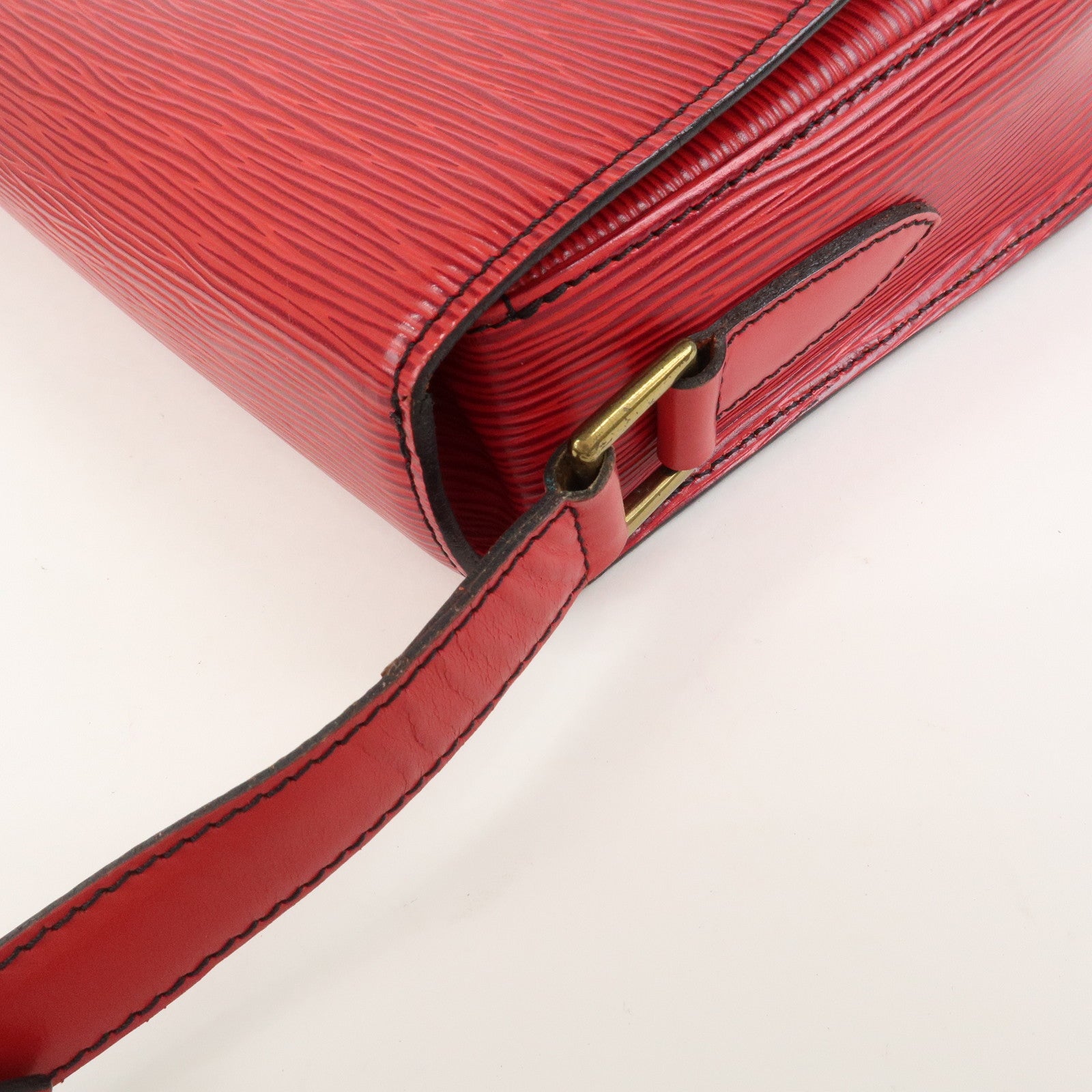 Louis Vuitton Epi Saint Cloud Shoulder Bag Crossbody Bag Red M52197