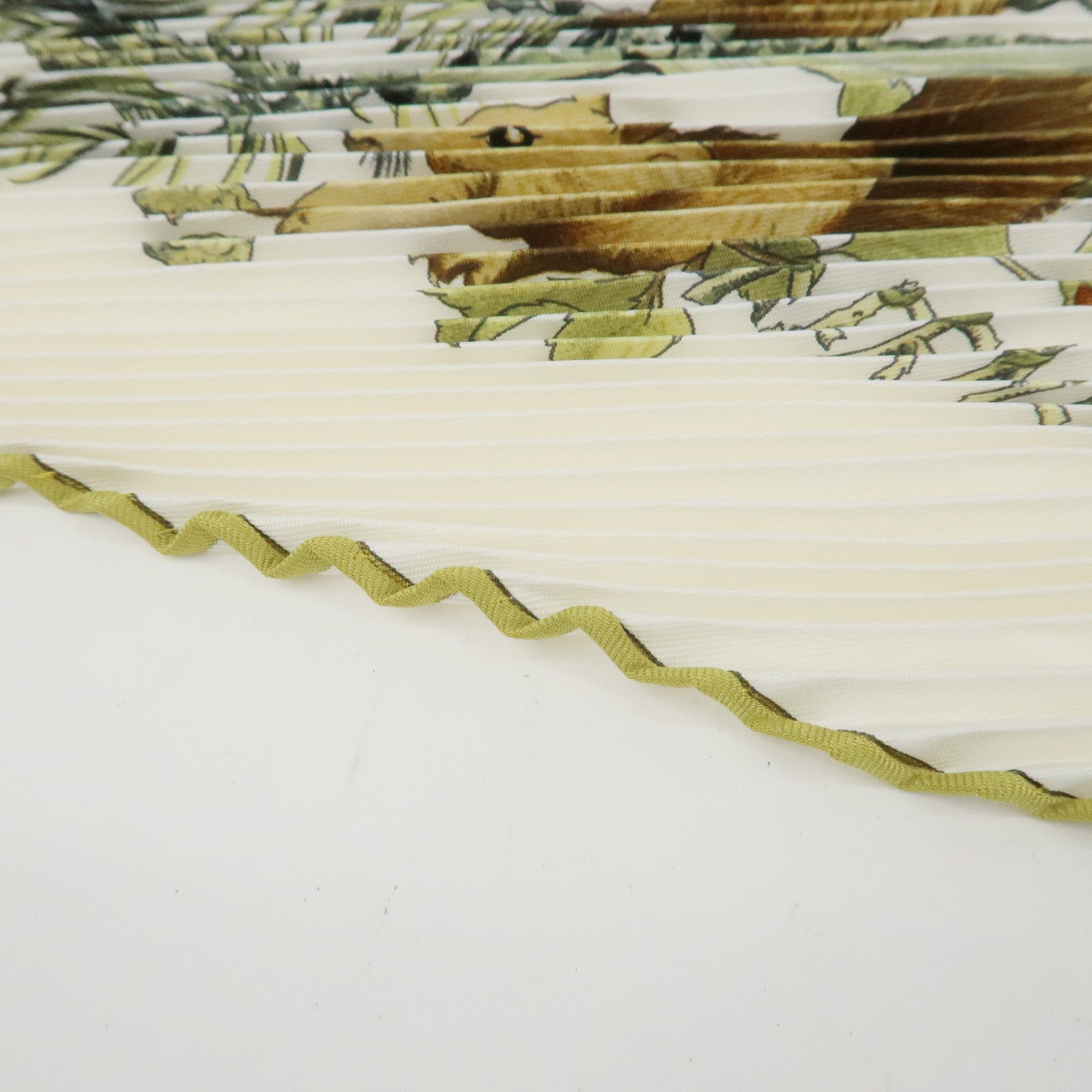 HERMES Carre 90 Silk 100% Pleats AU COEUR DES BOIS Scarf White