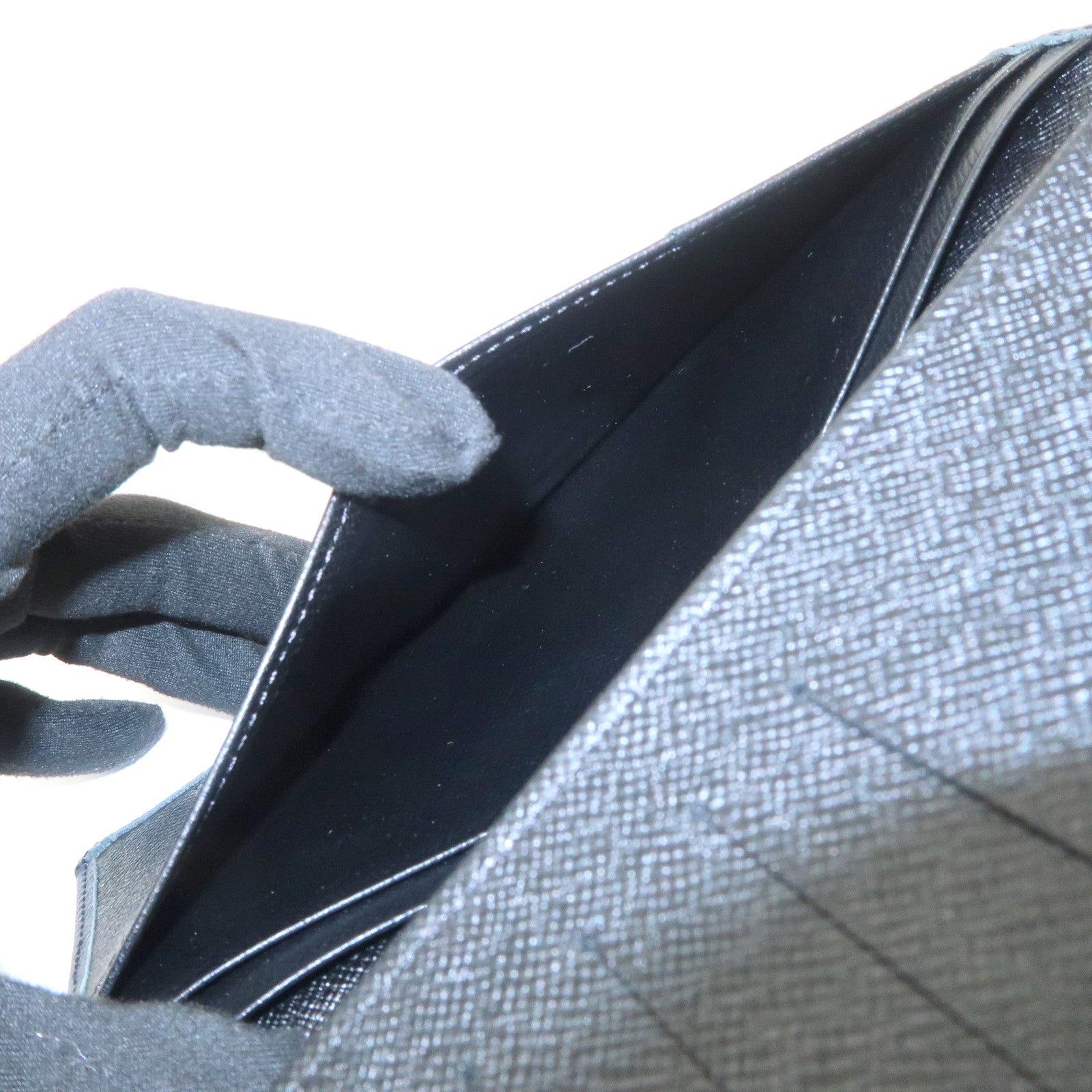 Louis Vuitton Taiga Leather Portefeuille Brazza Wallet Noir M30501