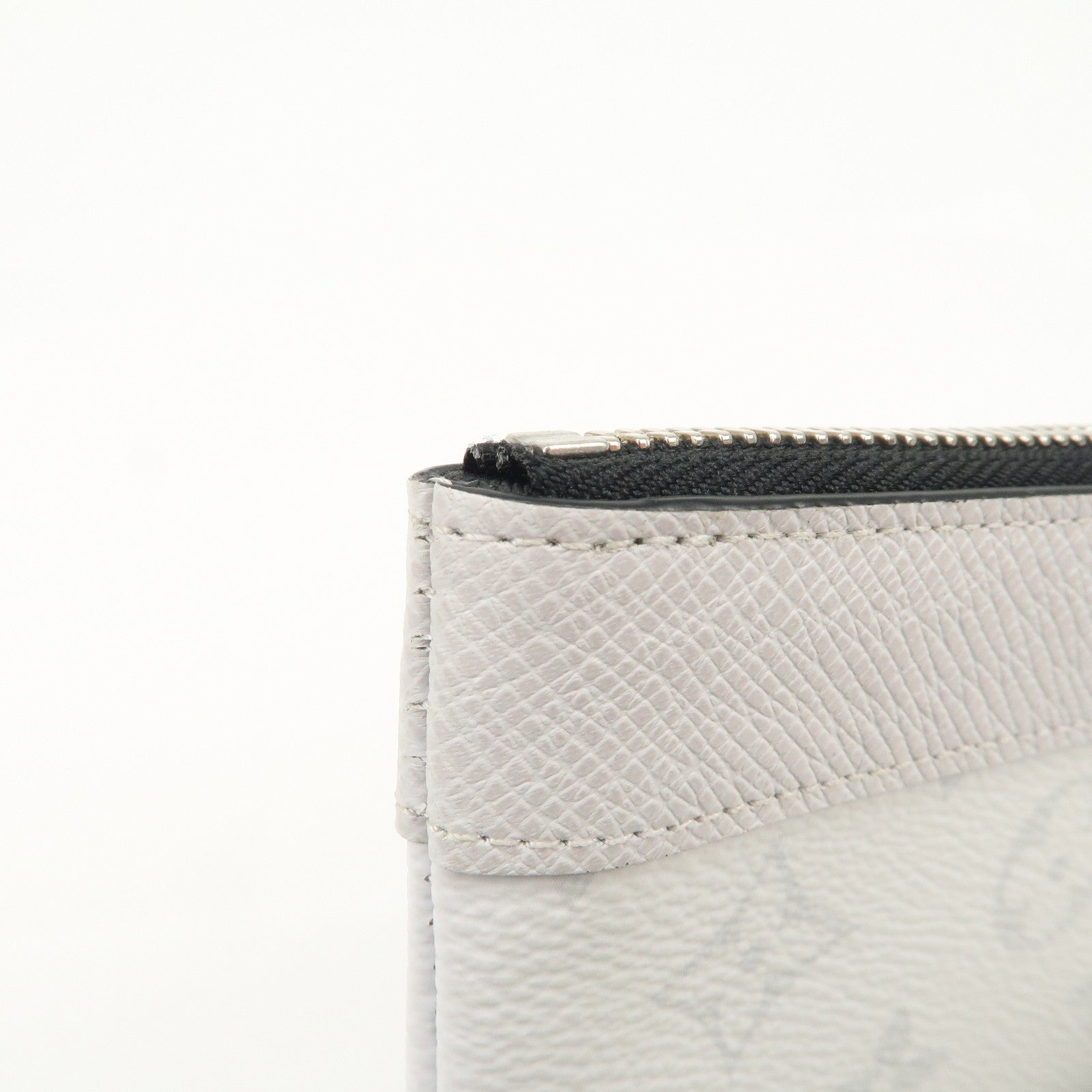Louis Vuitton Monogram Taiga Discovery Pochette Antarctica M30279 Used