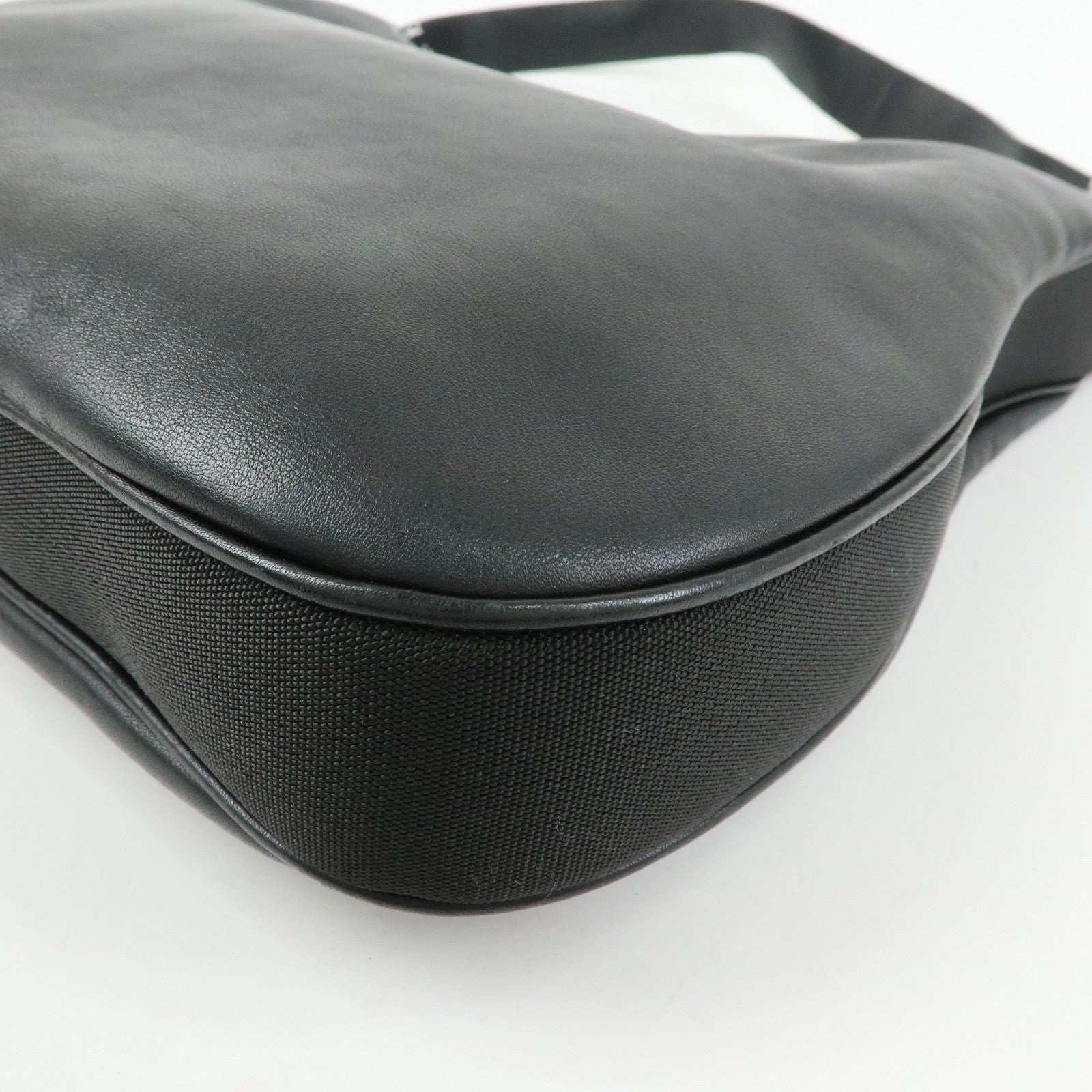 GUCCI Attache Leather Shoulder Bag Crossbody Bag Black 001・3341