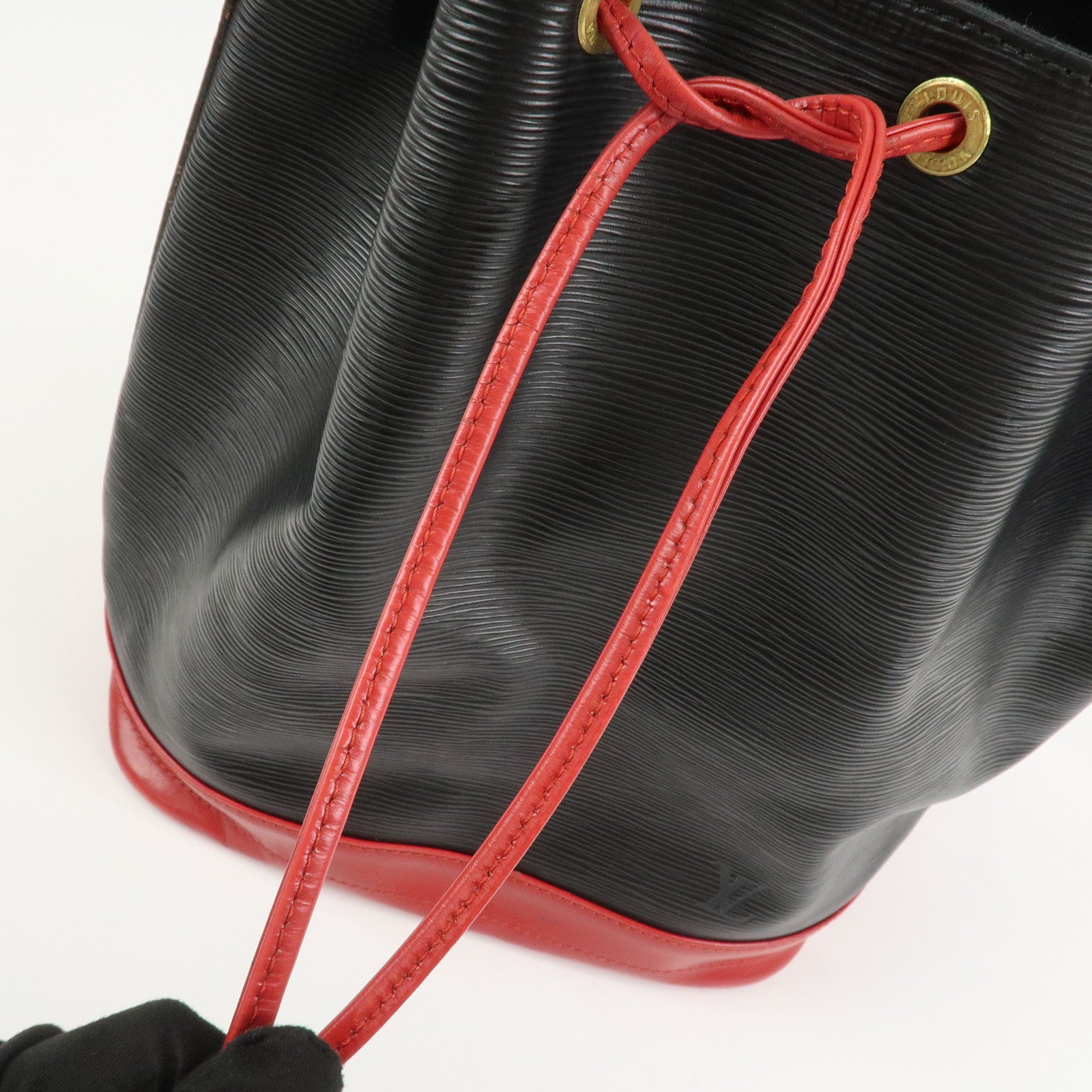 Louis Vuitton Epi Noe Shoulder Bag Noir Castilian Red M44017