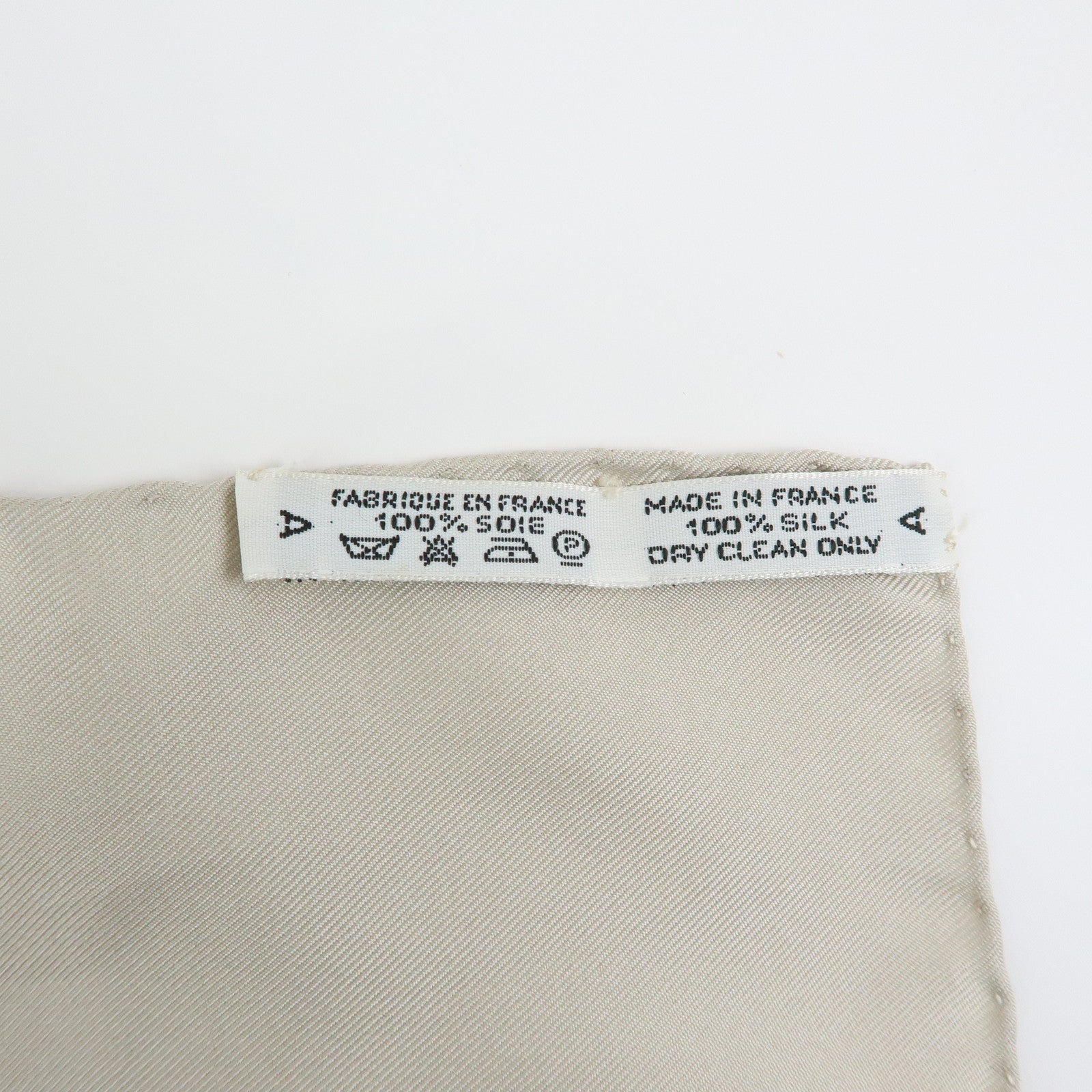 HERMES Carre 90 Silk 100% Scarf REGINA Pink Beige Multicolor