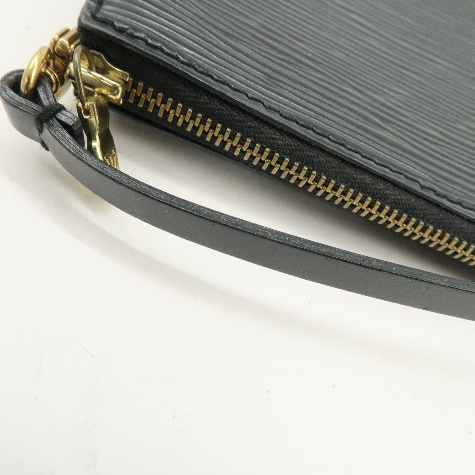 Louis Vuitton Epi Pochette Accessoires Hand Bag Noir M52942