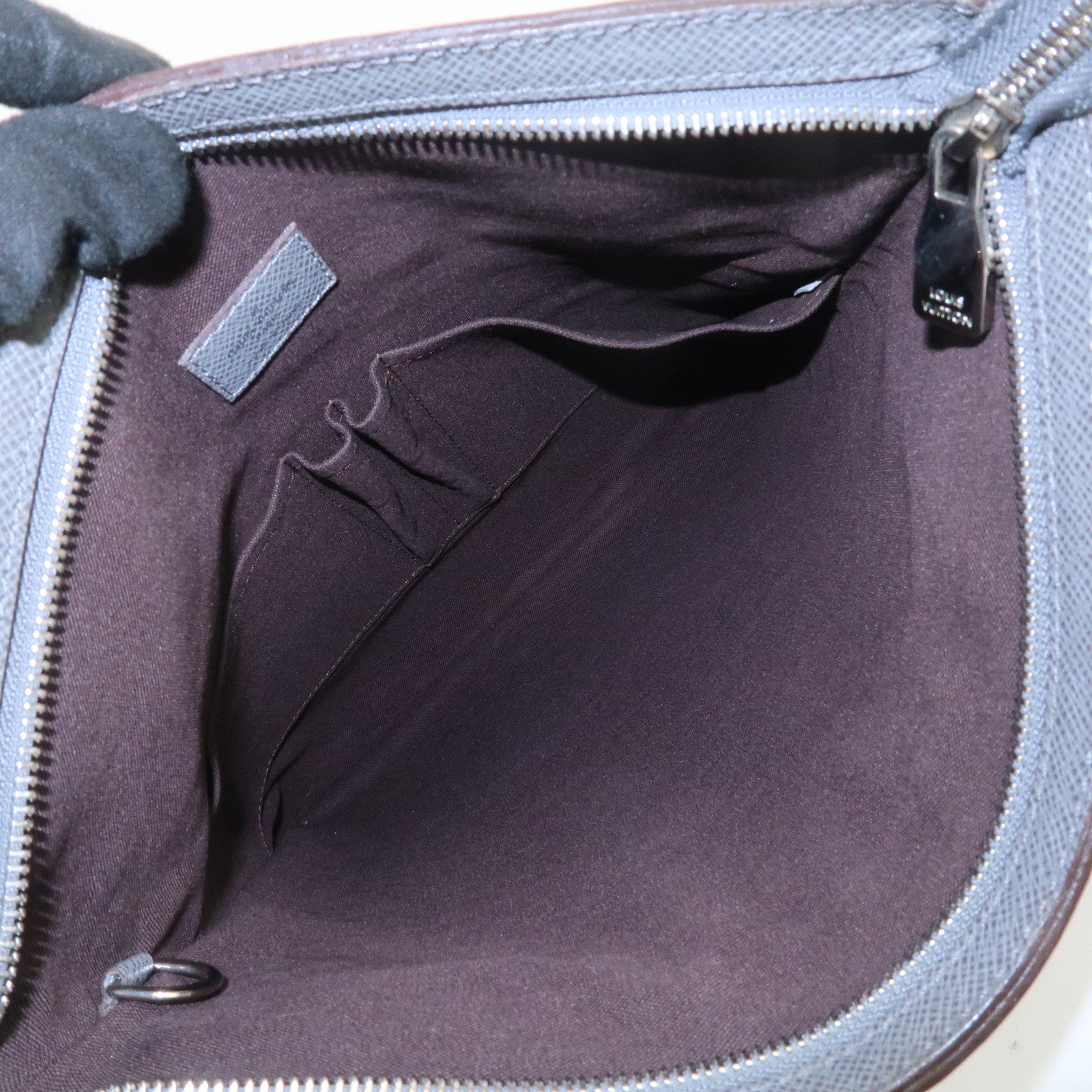 Louis Vuitton Taiga Sasha Shoulder Bag Crossbody Bag Glacier M32630