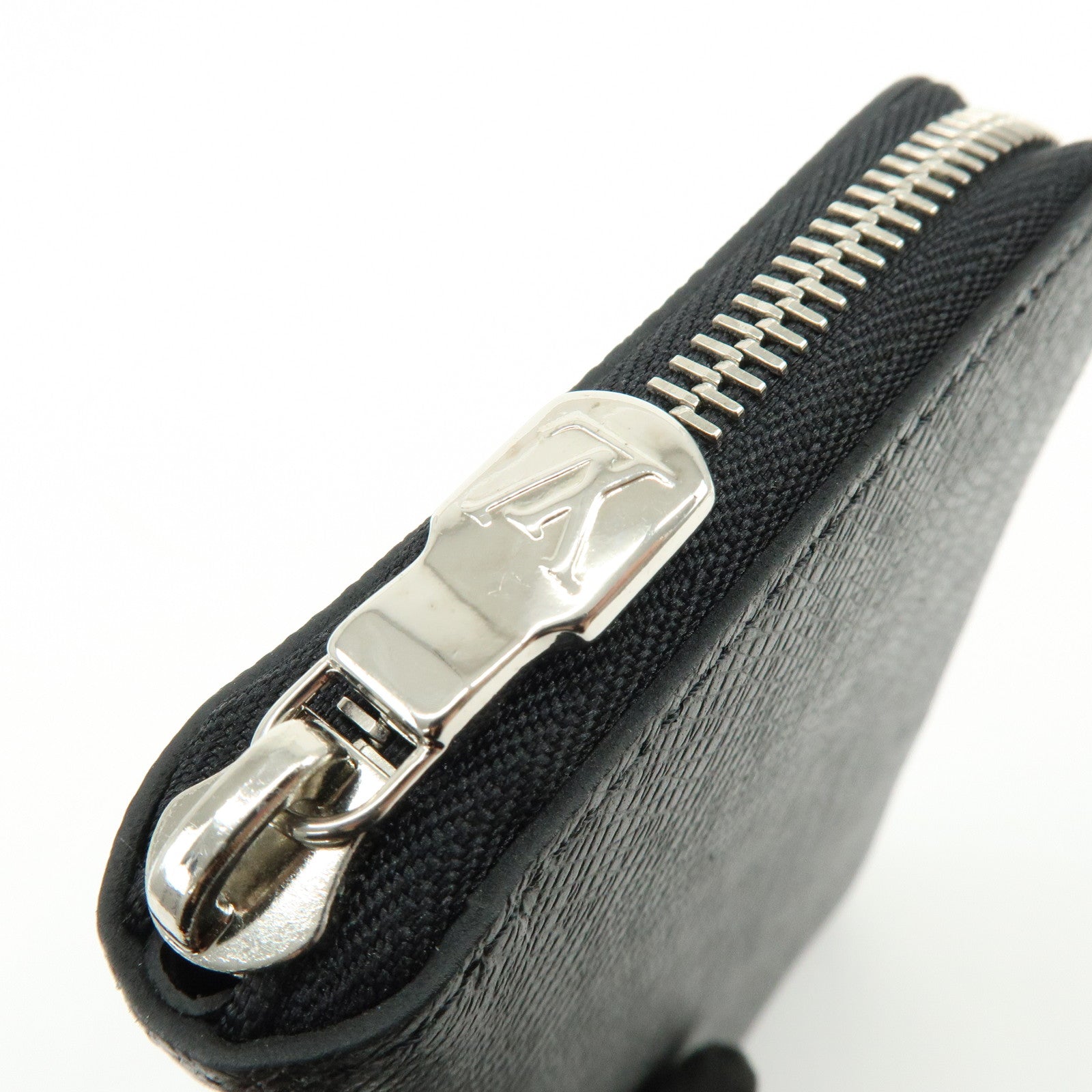 Louis Vuitton Taiga Vertical Round Zippy Wallet Ardoise M30503