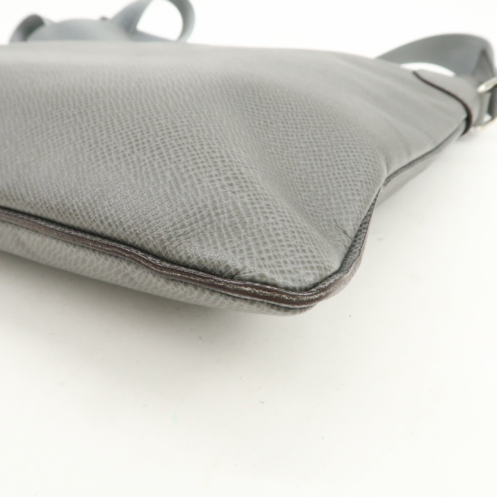 Louis Vuitton Taiga Sasha Shoulder Bag Crossbody Bag Glacier M32630