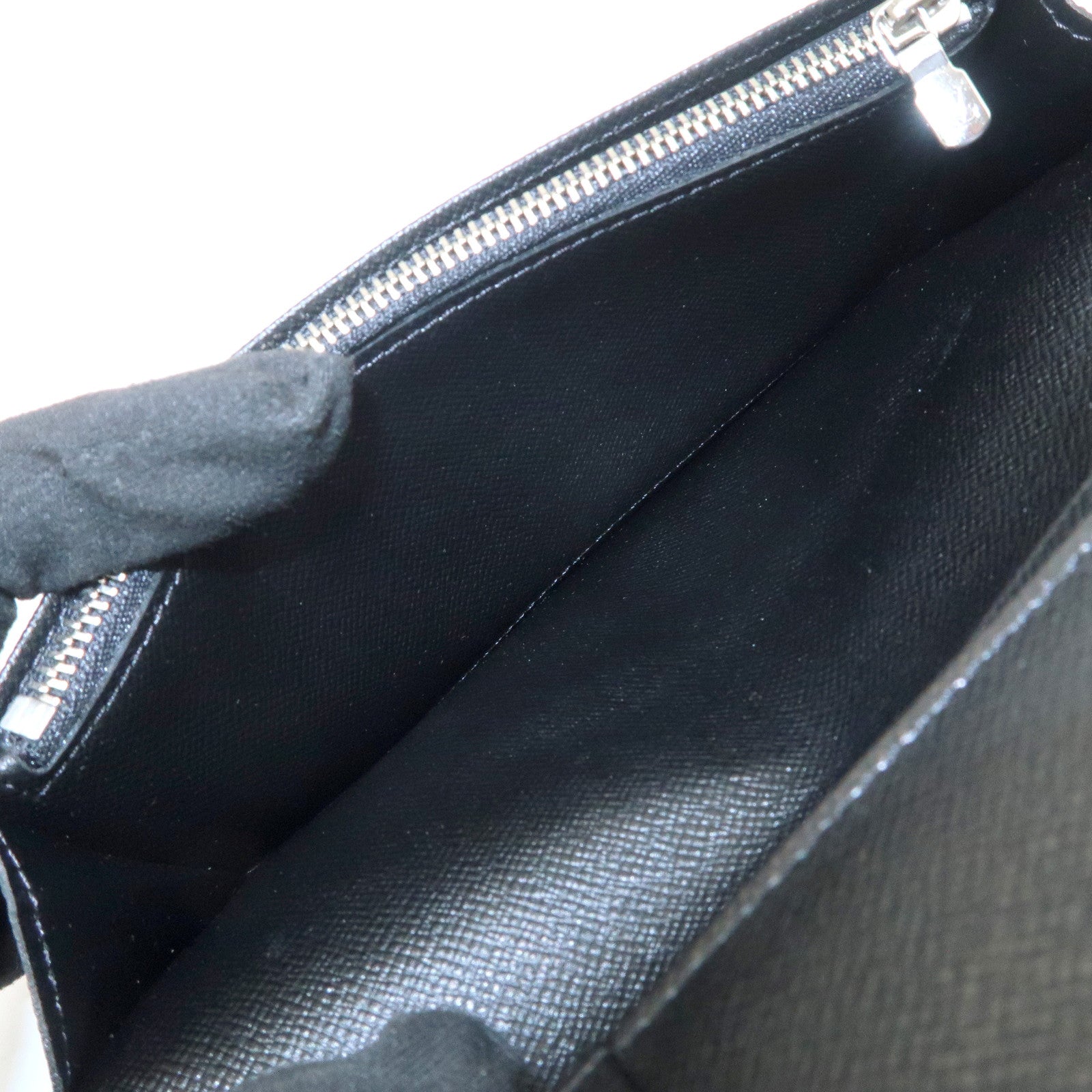 Louis Vuitton Taiga Leather Portefeuille Brazza Wallet Noir M30501