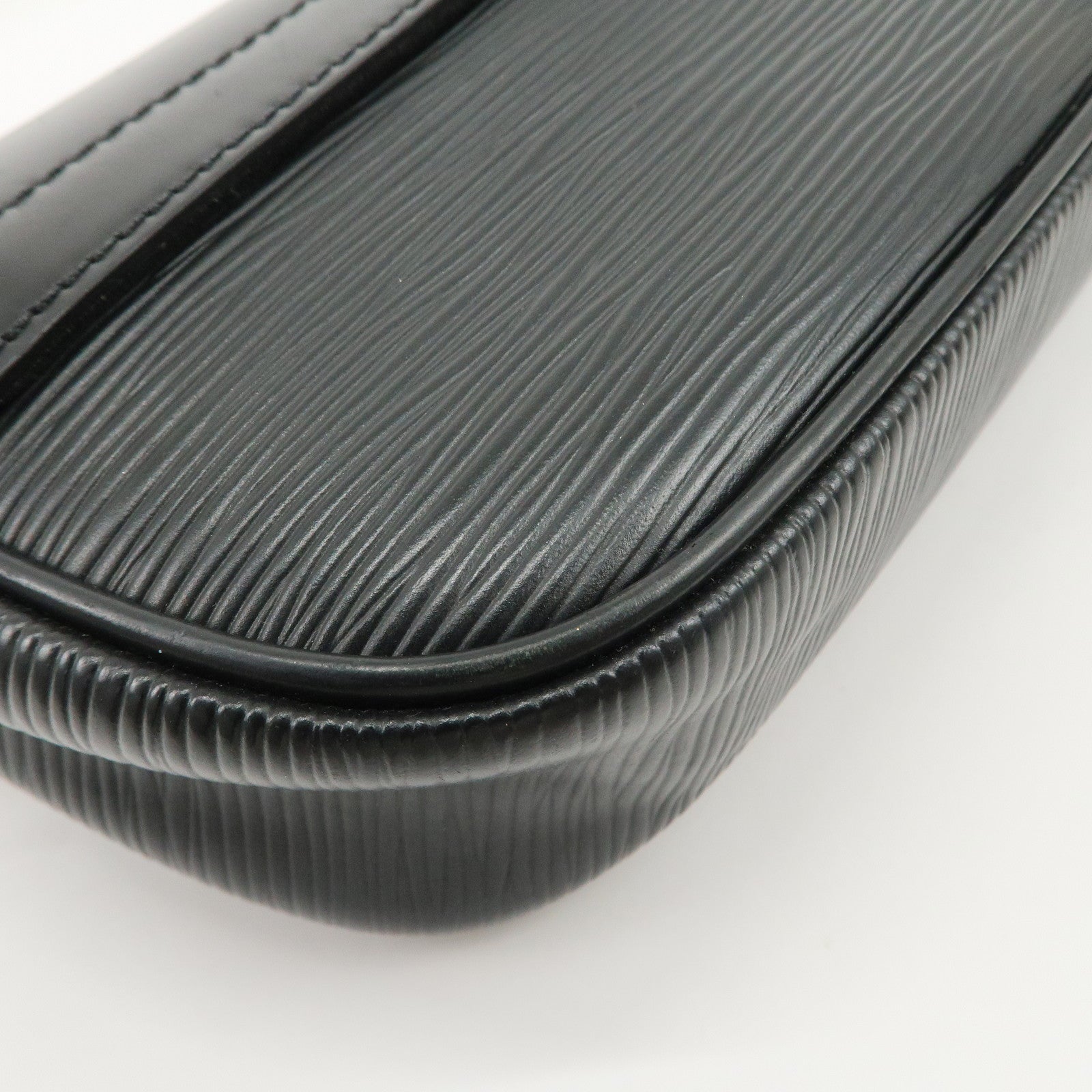 Louis Vuitton Epi Pochette Montaigne Shoulder Bag Noir M59292