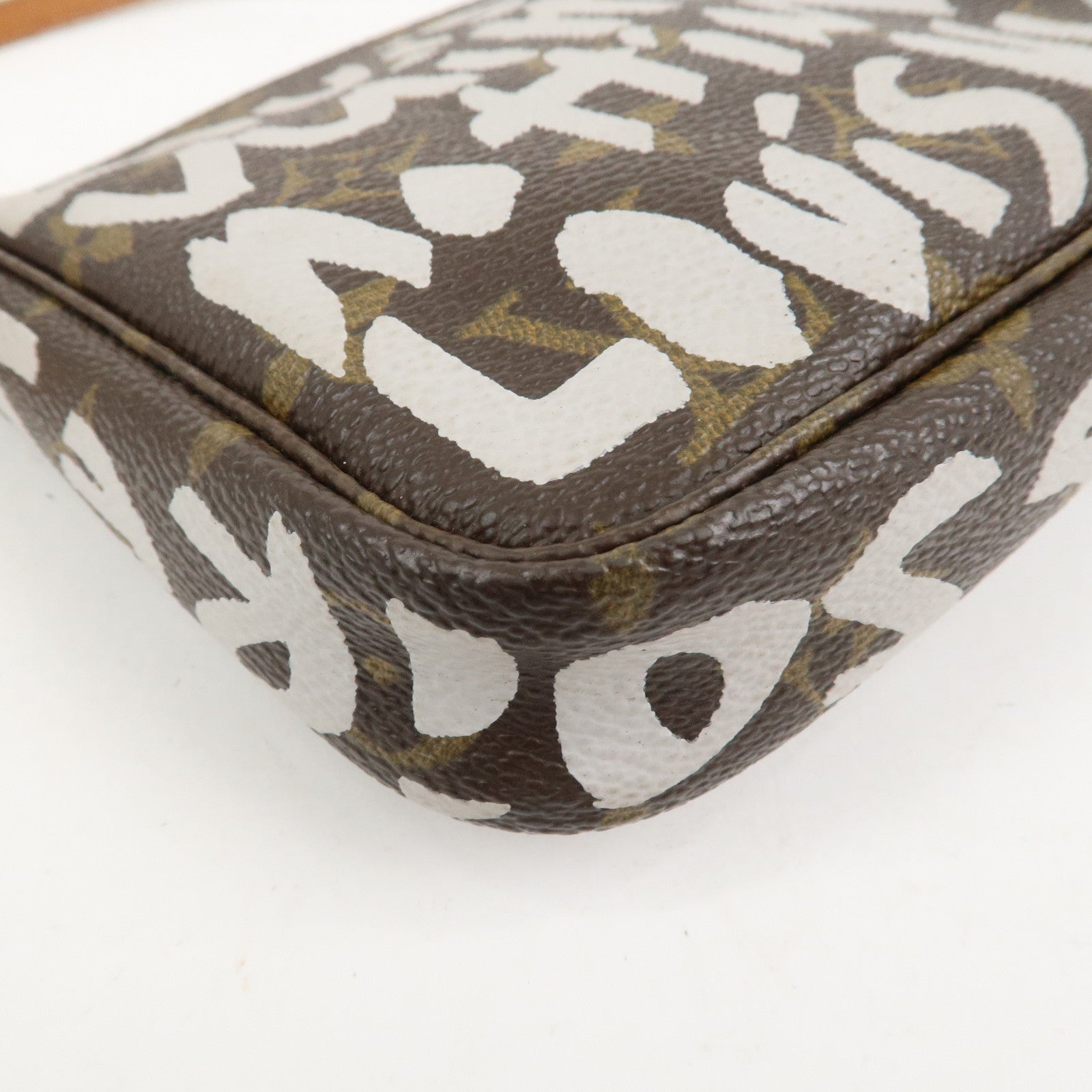 Louis Vuitton Monogram Graffiti Pochette Accessoires M92192