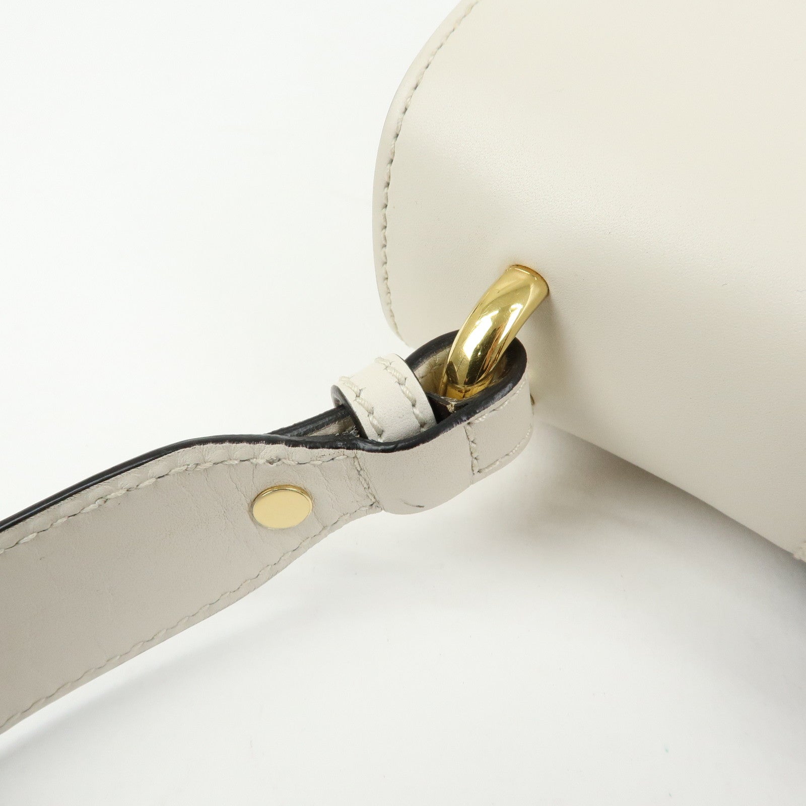 GUCCI Sylvie Sherry Leather Shoulder Bag Ribbon Charm White 421882