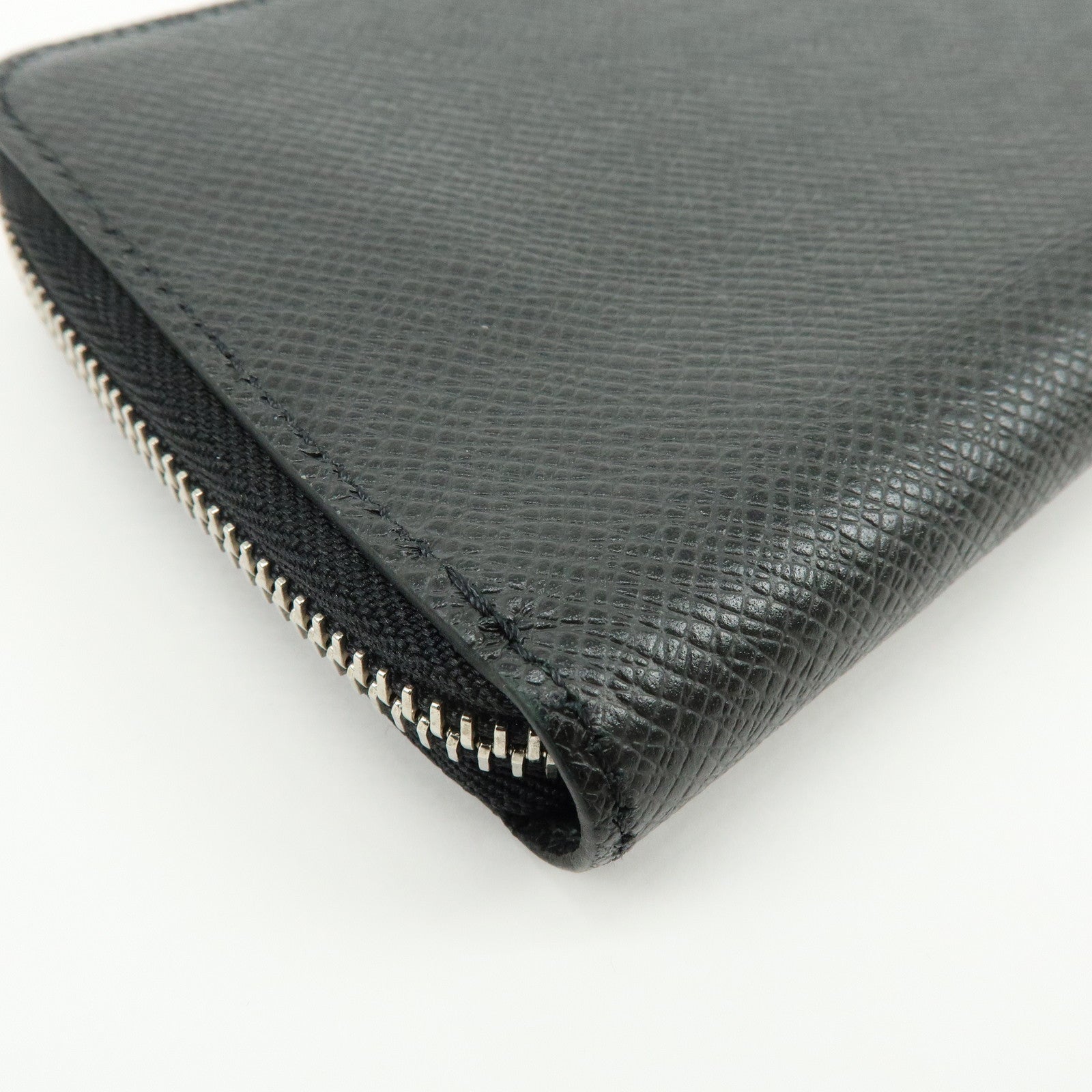 Louis Vuitton Taiga Vertical Round Zippy Wallet Ardoise M30503