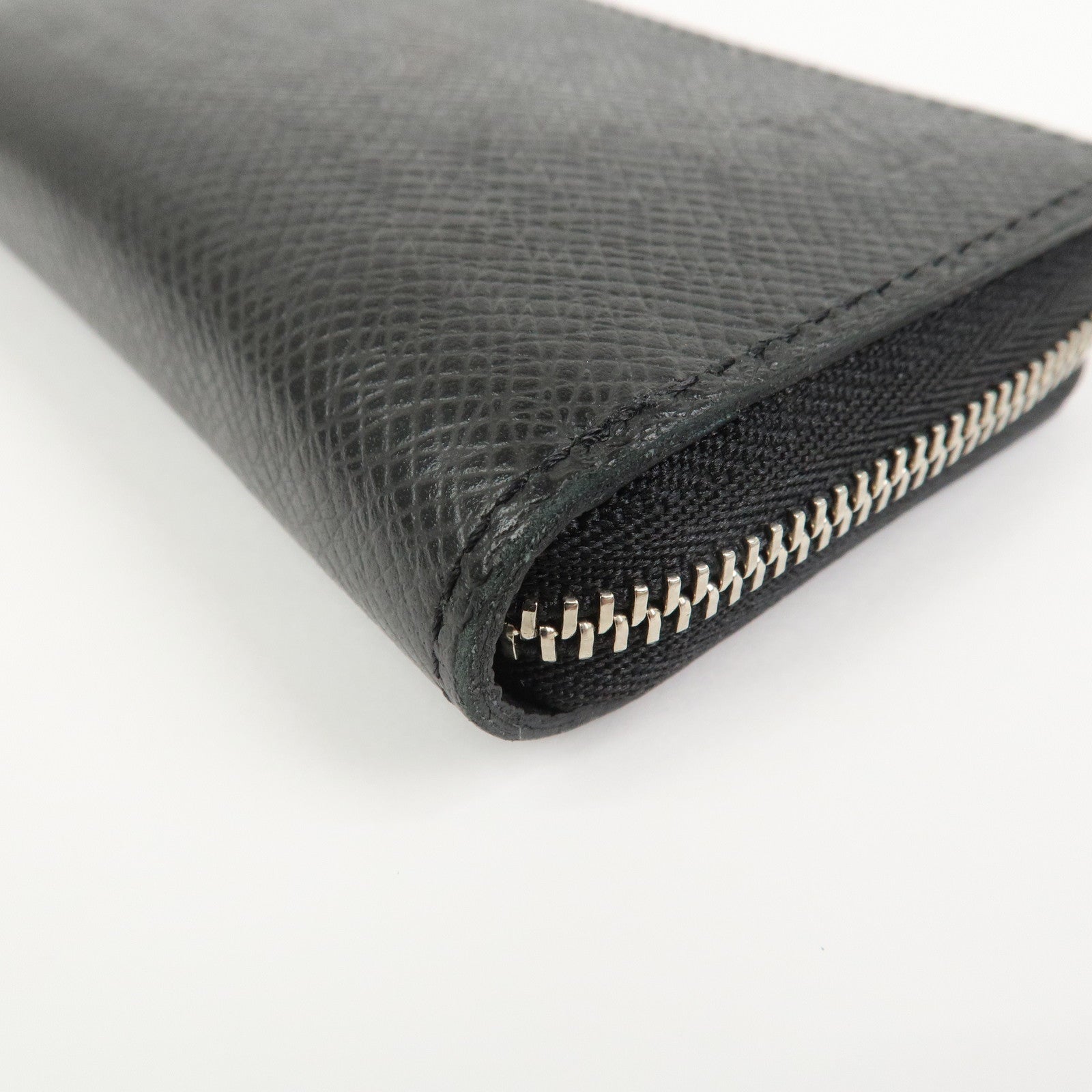 Louis Vuitton Taiga Zippy Coin Purse Coin Case Noir Black M30511