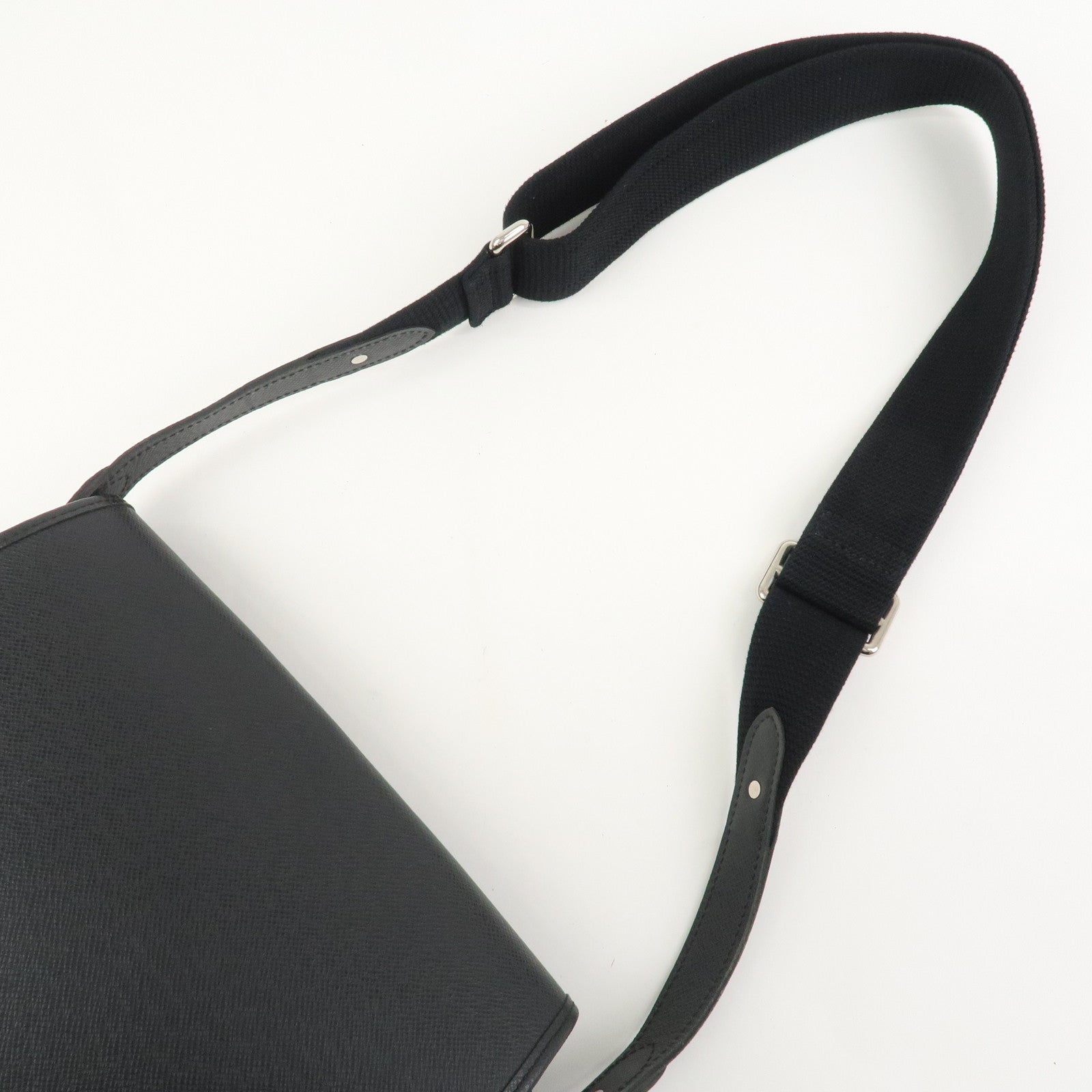 Louis Vuitton Taiga Andrei Shoulder Bag Ardoise M32482