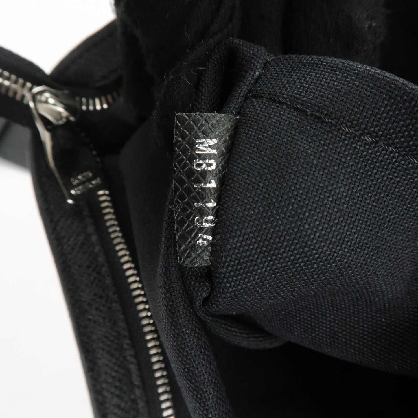 Louis Vuitton Taiga Sasha Crossbody Bag Glacier M32630