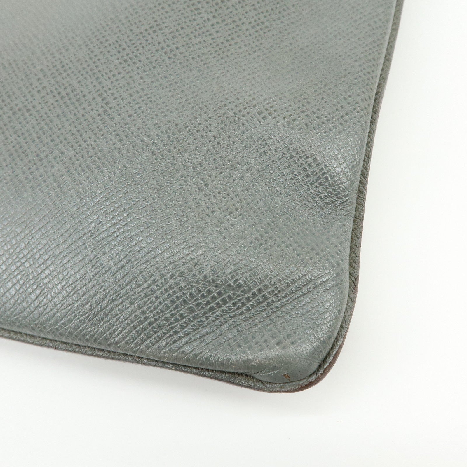 Louis Vuitton Sasha Taiga  Leather Messenger Bag Glacier M32630
