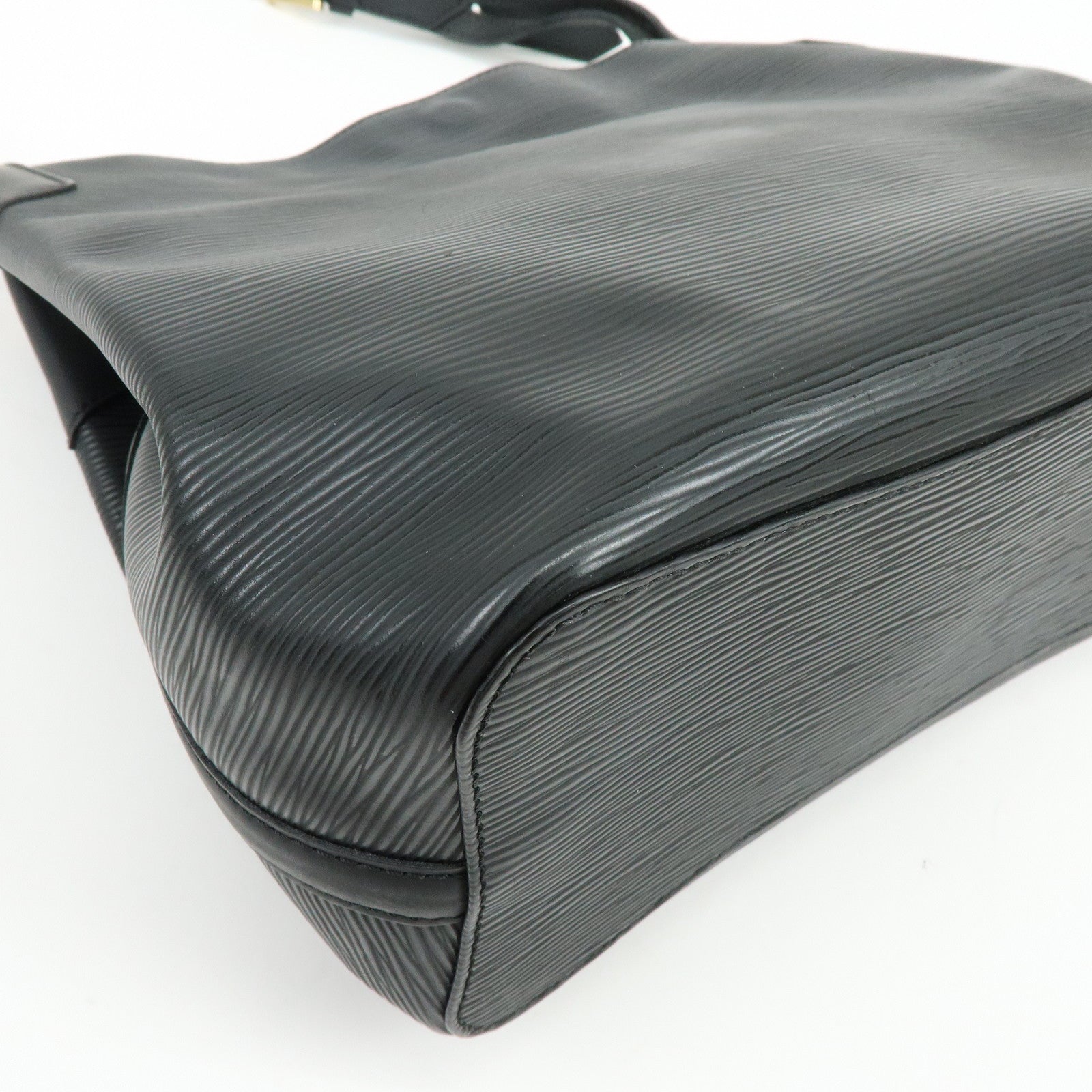 Louis Vuitton Epi Mandala MM Shoulder Bag Noir Black M58892
