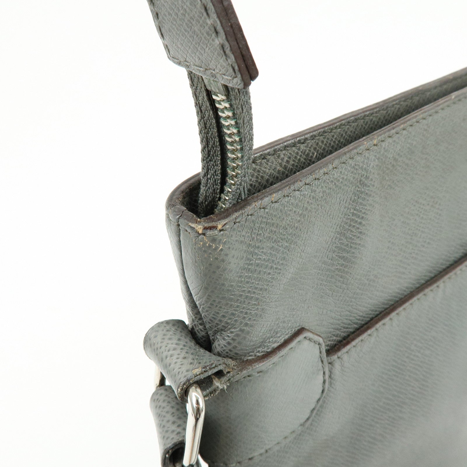 Louis Vuitton Sasha Taiga  Leather Messenger Bag Glacier M32630