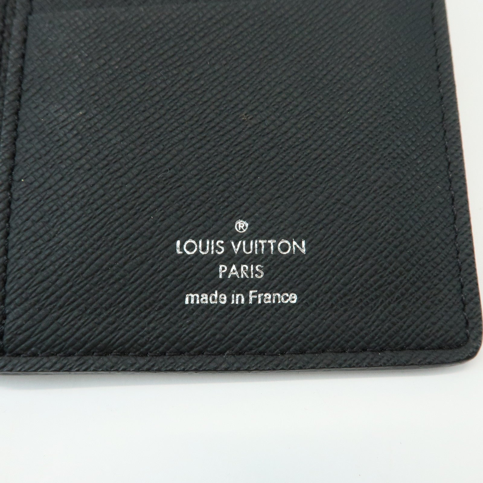 Louis Vuitton Taiga Portefeuille Long Bi-fold Wallet Noir M30541