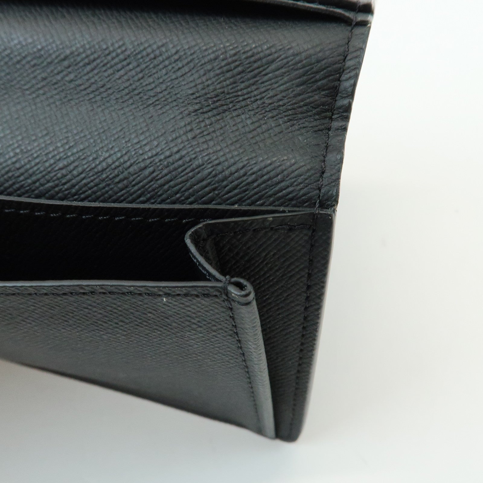Louis Vuitton Taiga Portefeuille Long Bi-fold Wallet Noir M30541
