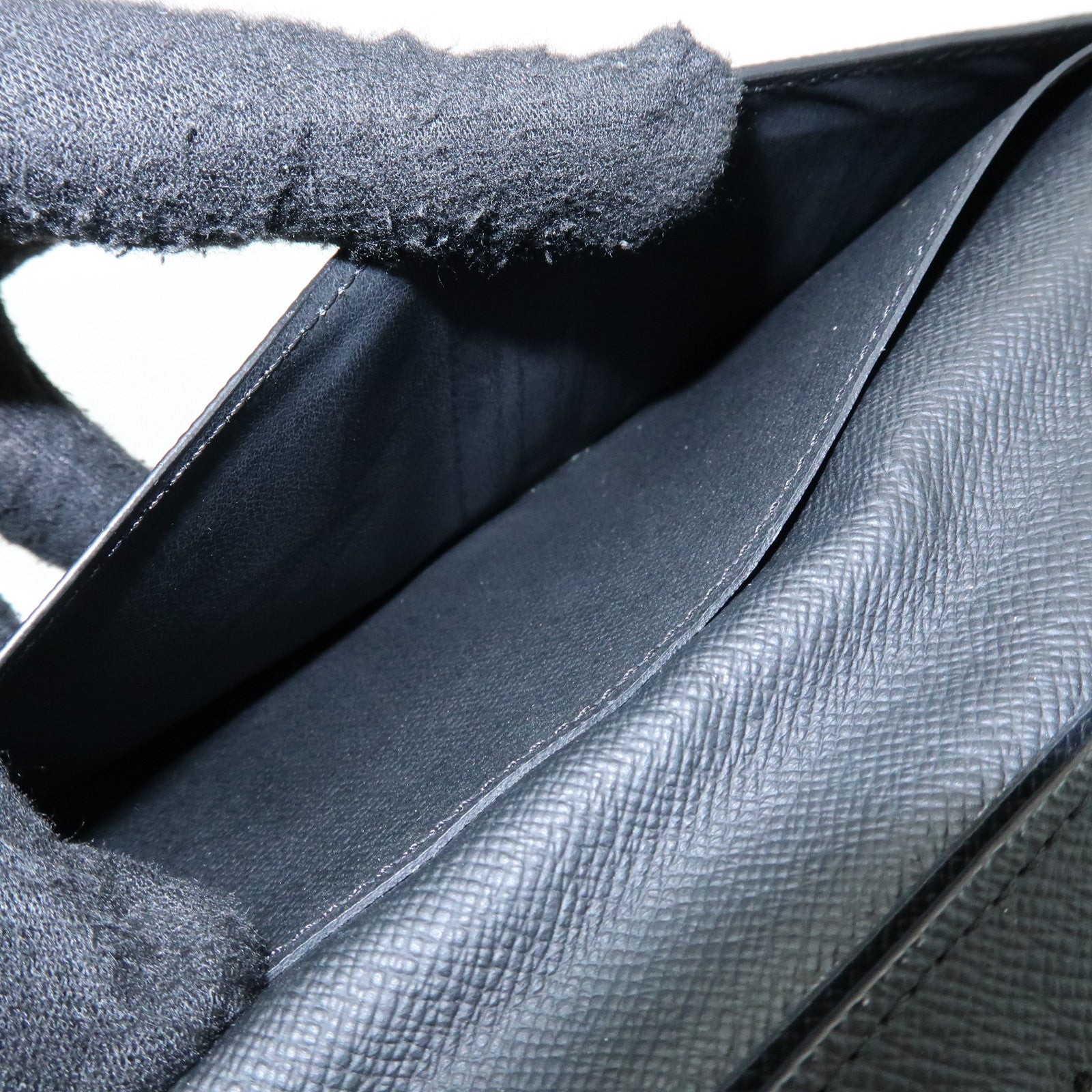 Louis Vuitton Taiga Portefeuille Long Bi-fold Wallet Noir M30541