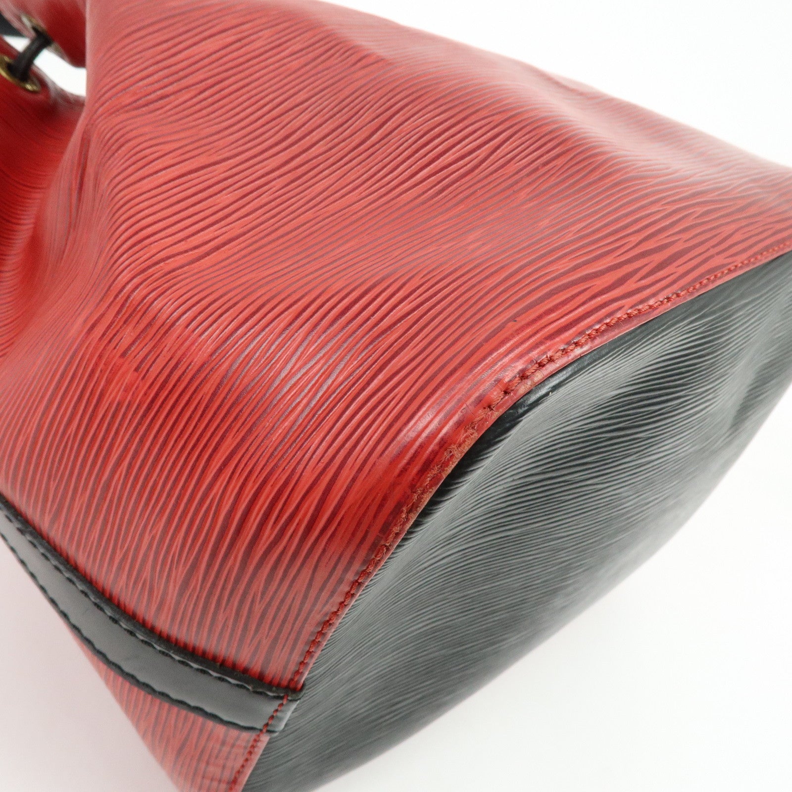 Louis Vuitton Epi Petit Noe Shoulder Bag Noir Castilian Red M44172