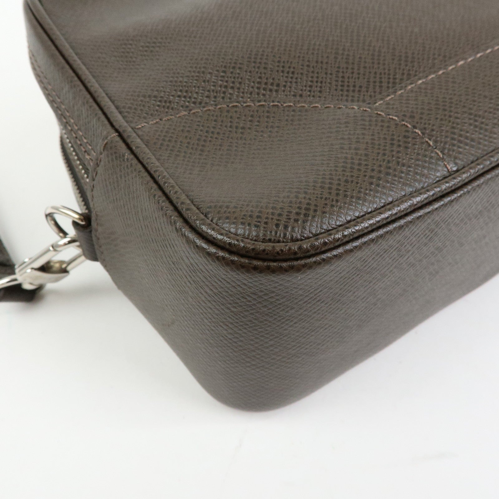 Louis Vuitton Taiga Neo Pavel Leather Clultch Bag Grizzly M31148