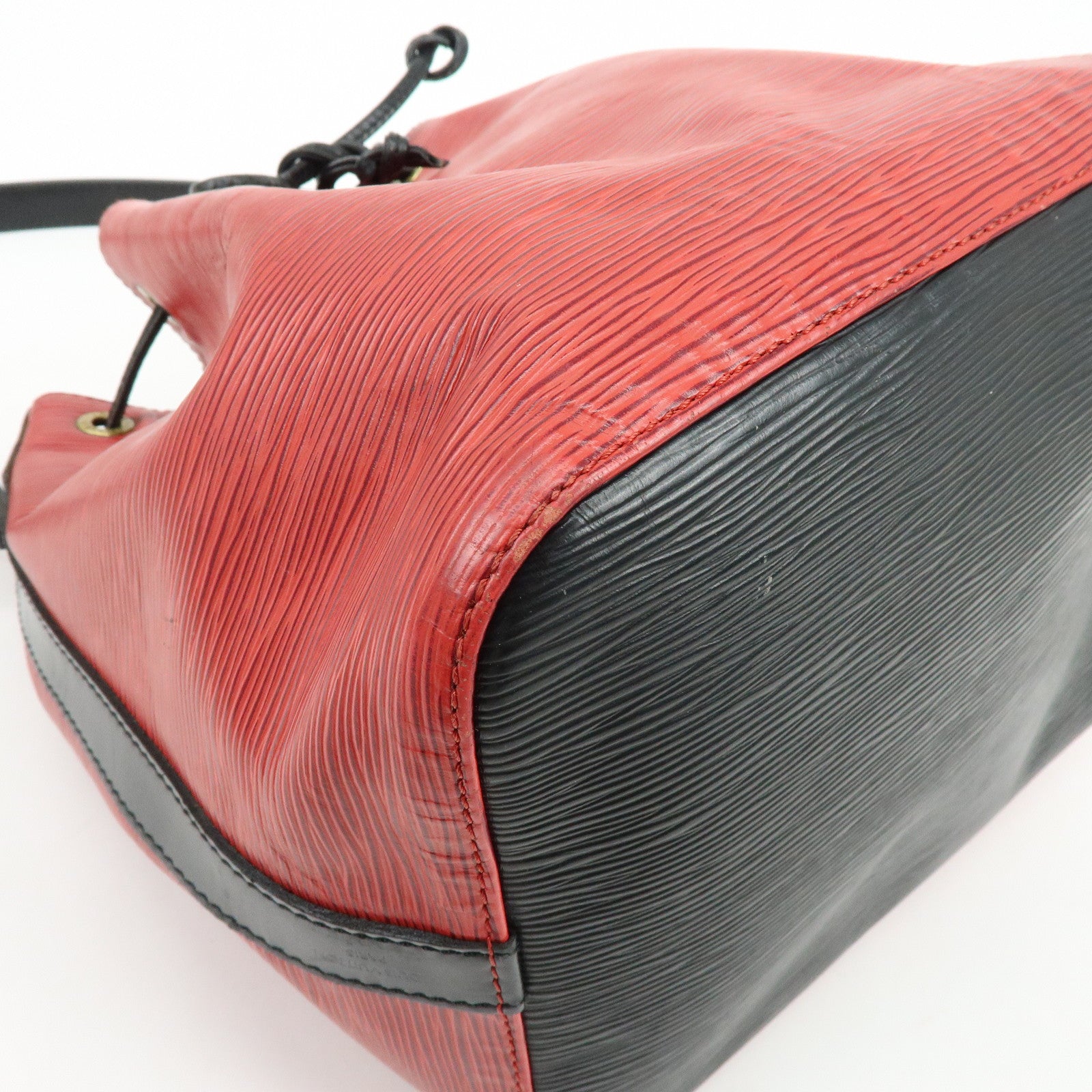 Louis Vuitton Epi Petit Noe Shoulder Bag Noir Castilian Red M44172