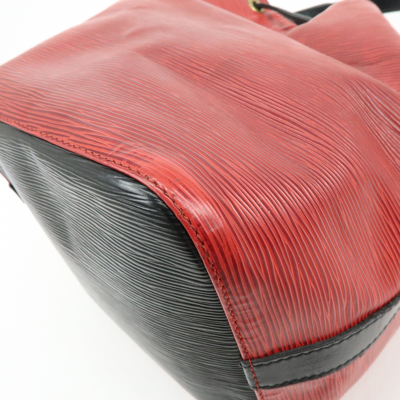 Louis Vuitton Epi Petit Noe Shoulder Bag Noir Castilian Red M44172