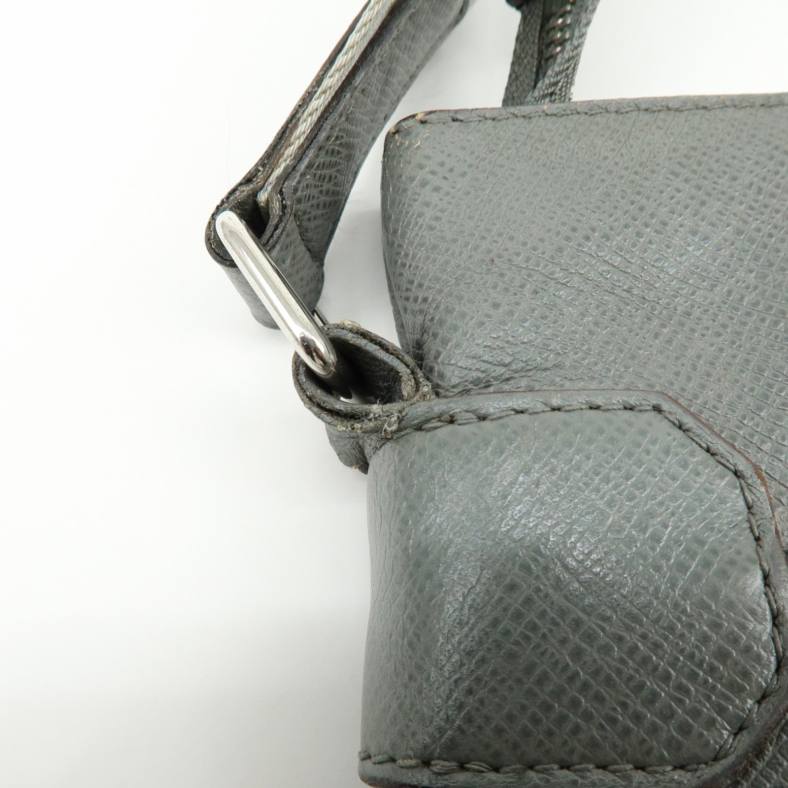 Louis Vuitton Sasha Taiga  Leather Messenger Bag Glacier M32630