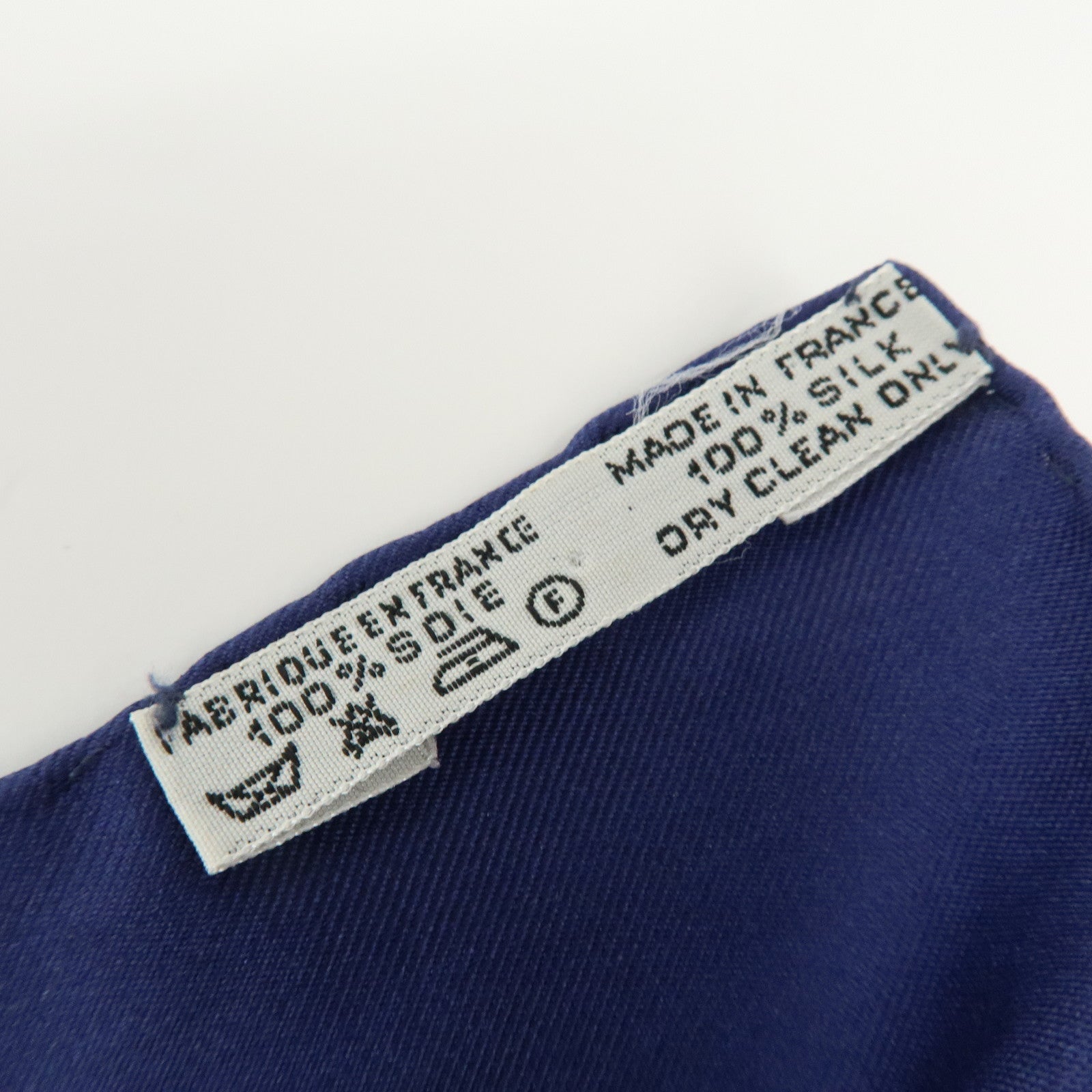 HERMES Carre 90 Silk 100% Scarf Qu'importe le flacon Navy White