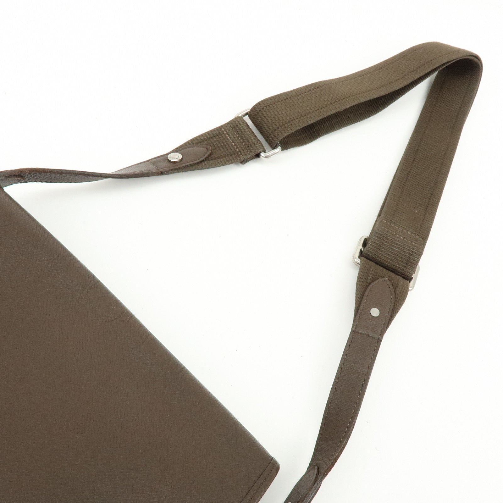 Louis Vuitton Taiga Andrei Shoulder Bag Crossbody Bag Grisly M32488