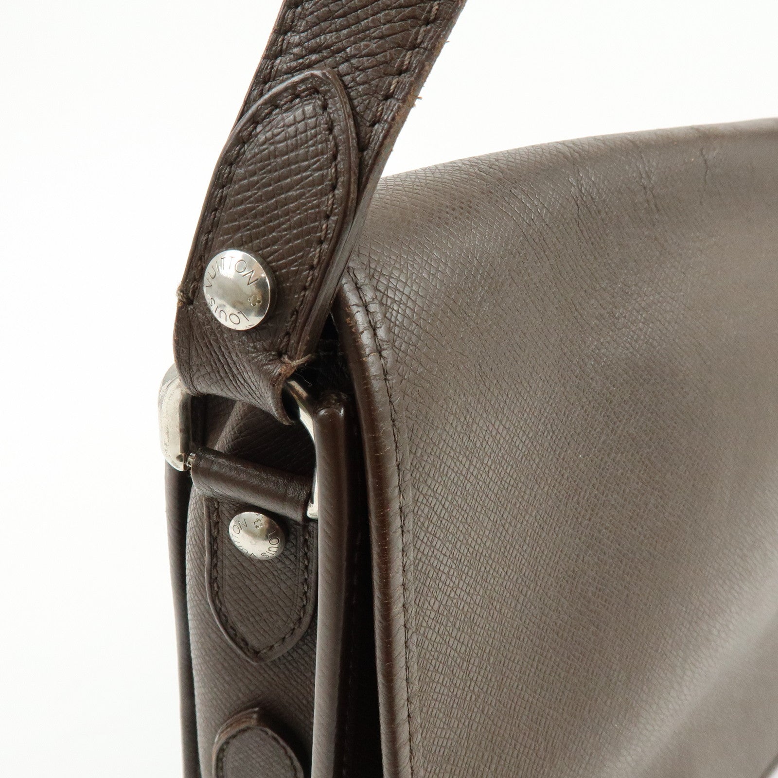 Louis Vuitton Taiga Andrei Shoulder Bag Crossbody Bag Grisly M32488