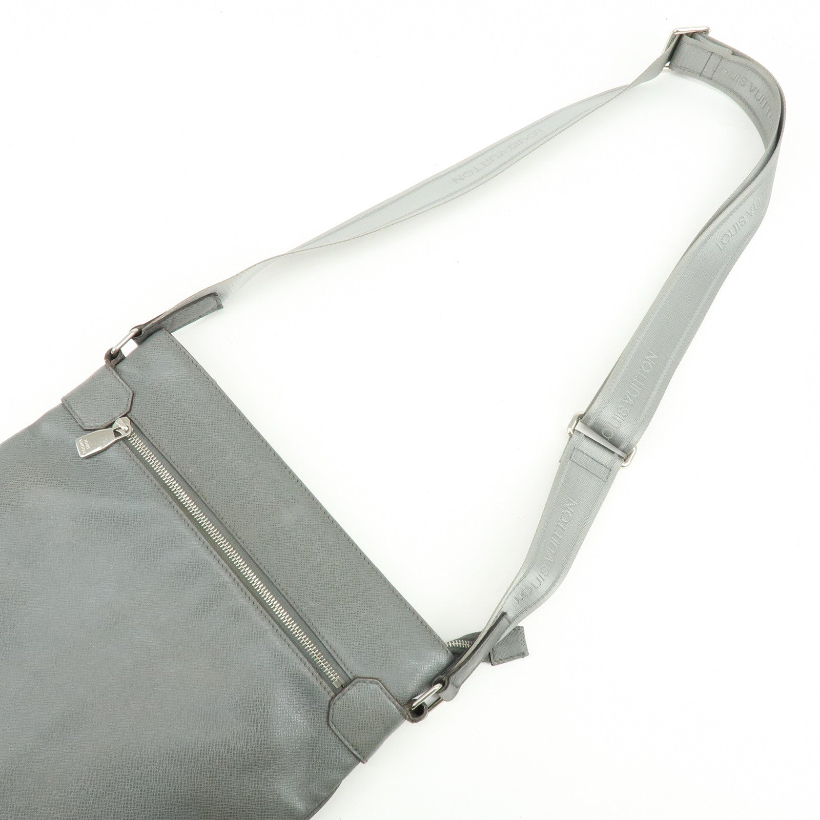Louis Vuitton Sasha Taiga  Leather Messenger Bag Glacier M32630