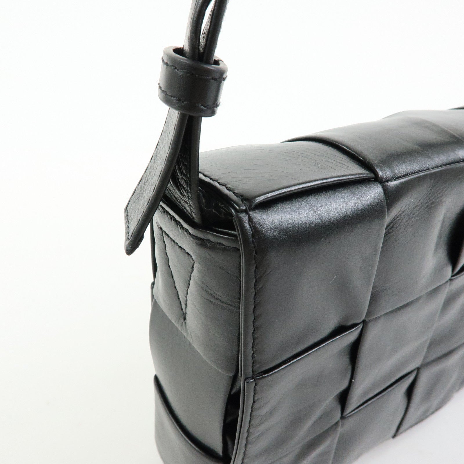 BOTTEGA VENETA Cassette Maxi Intrecciato Leather Shoulder Bag 578004