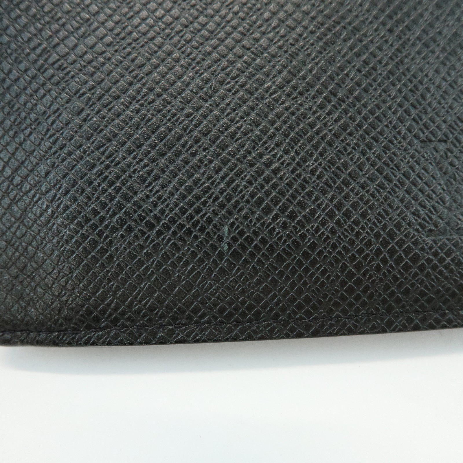 Louis Vuitton Taiga Portefeuille Long Bi-fold Wallet Noir M30541