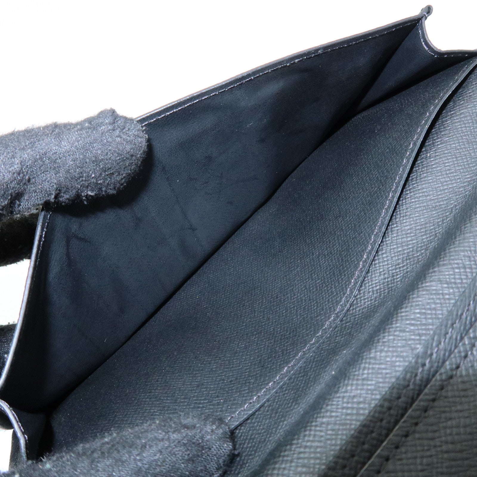 Louis Vuitton Taiga Portefeuille Long Bi-fold Wallet Noir M30541