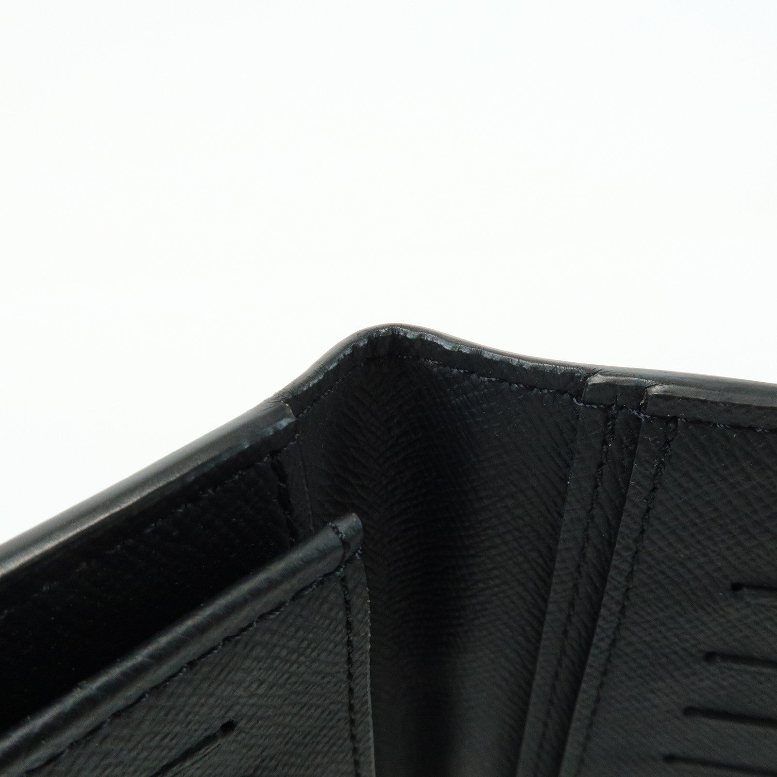 Louis Vuitton Taiga Portefeuille Long Bi-fold Wallet Noir M30541