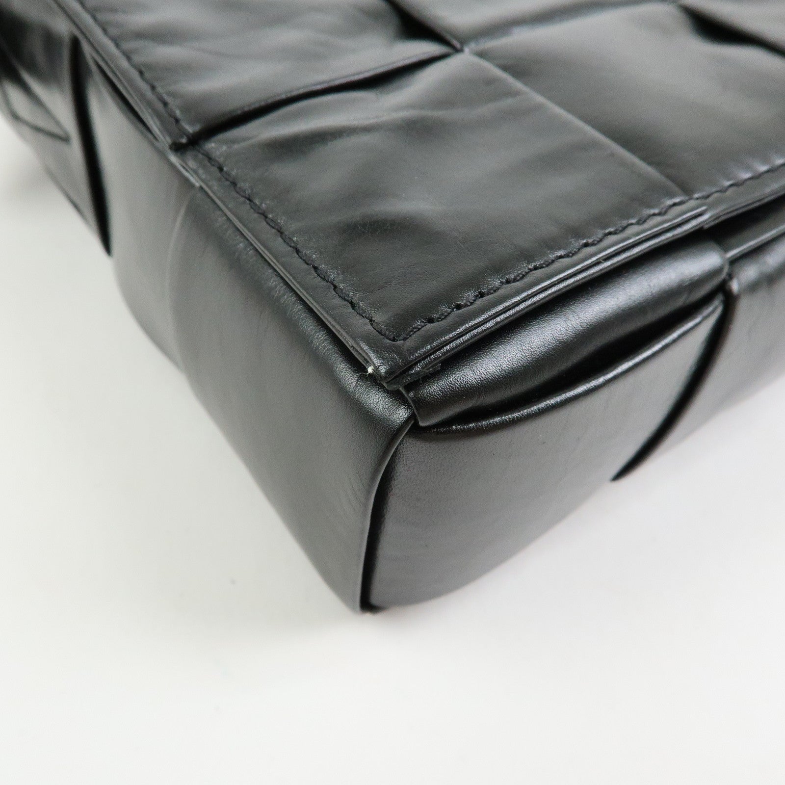 BOTTEGA VENETA Cassette Maxi Intrecciato Leather Shoulder Bag 578004