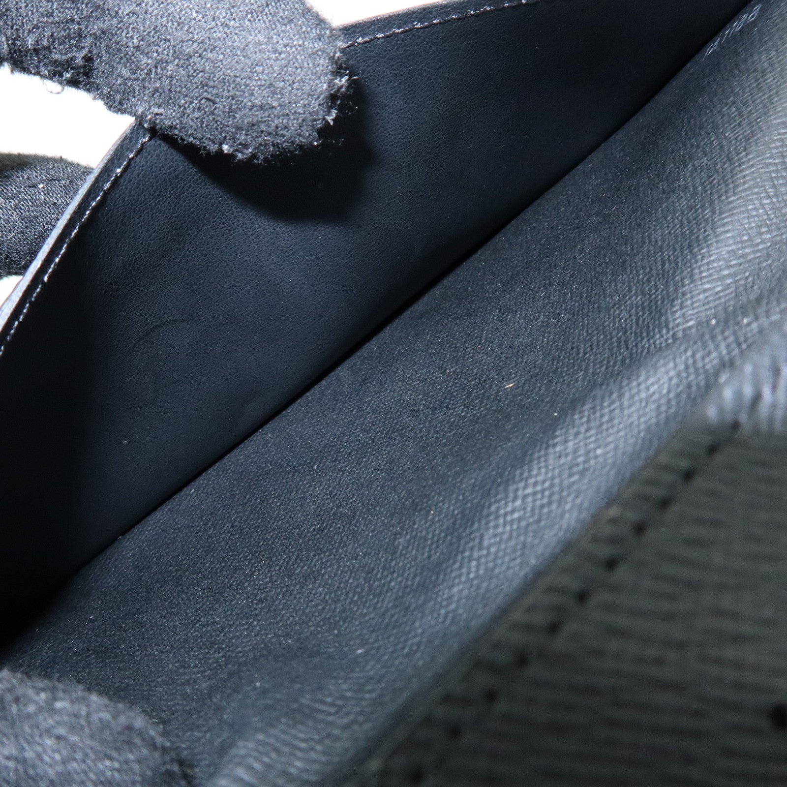 Louis Vuitton Taiga Portefeuille Long Bi-fold Wallet Noir M30541