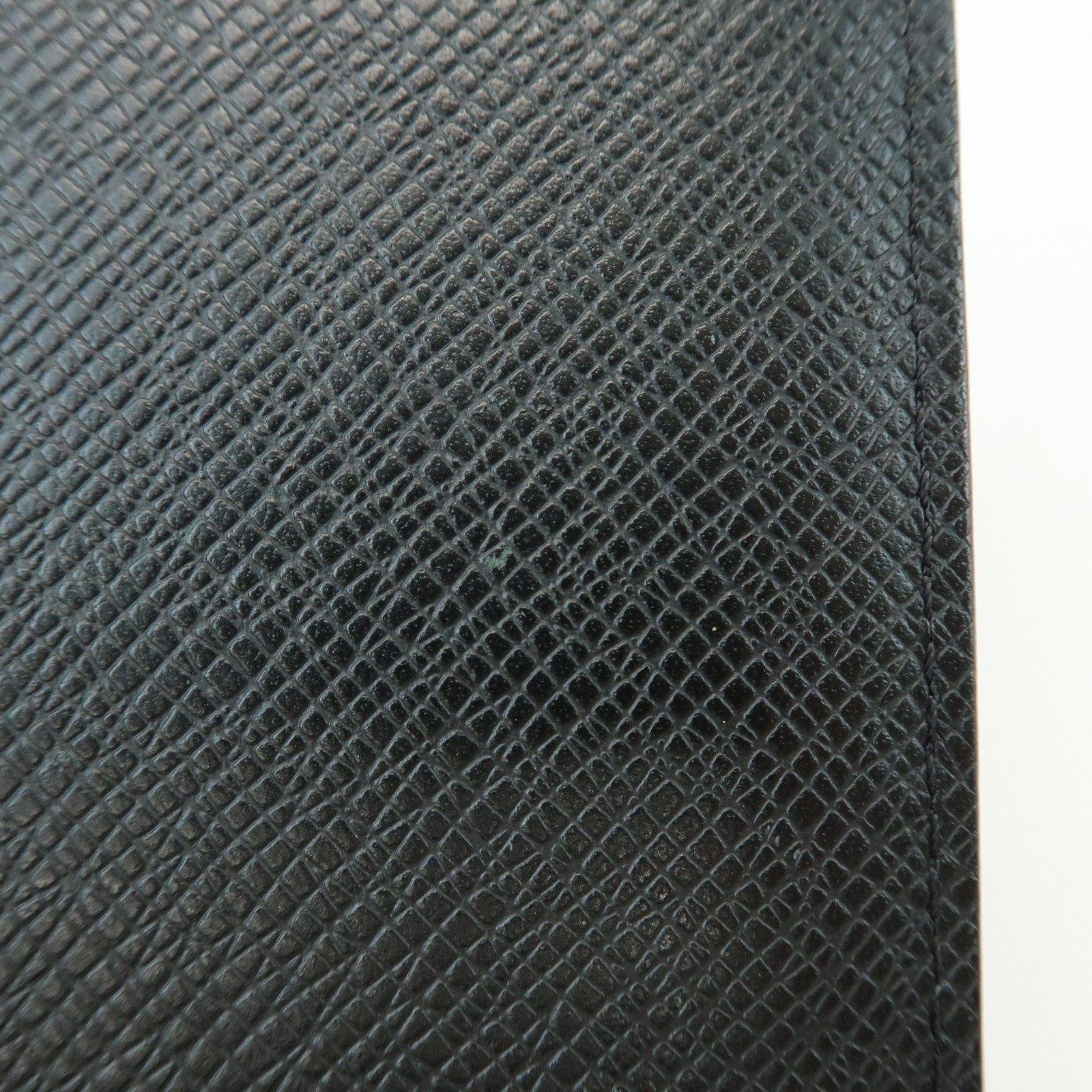Louis Vuitton Taiga Portefeuille Long Bi-fold Wallet Noir M30541