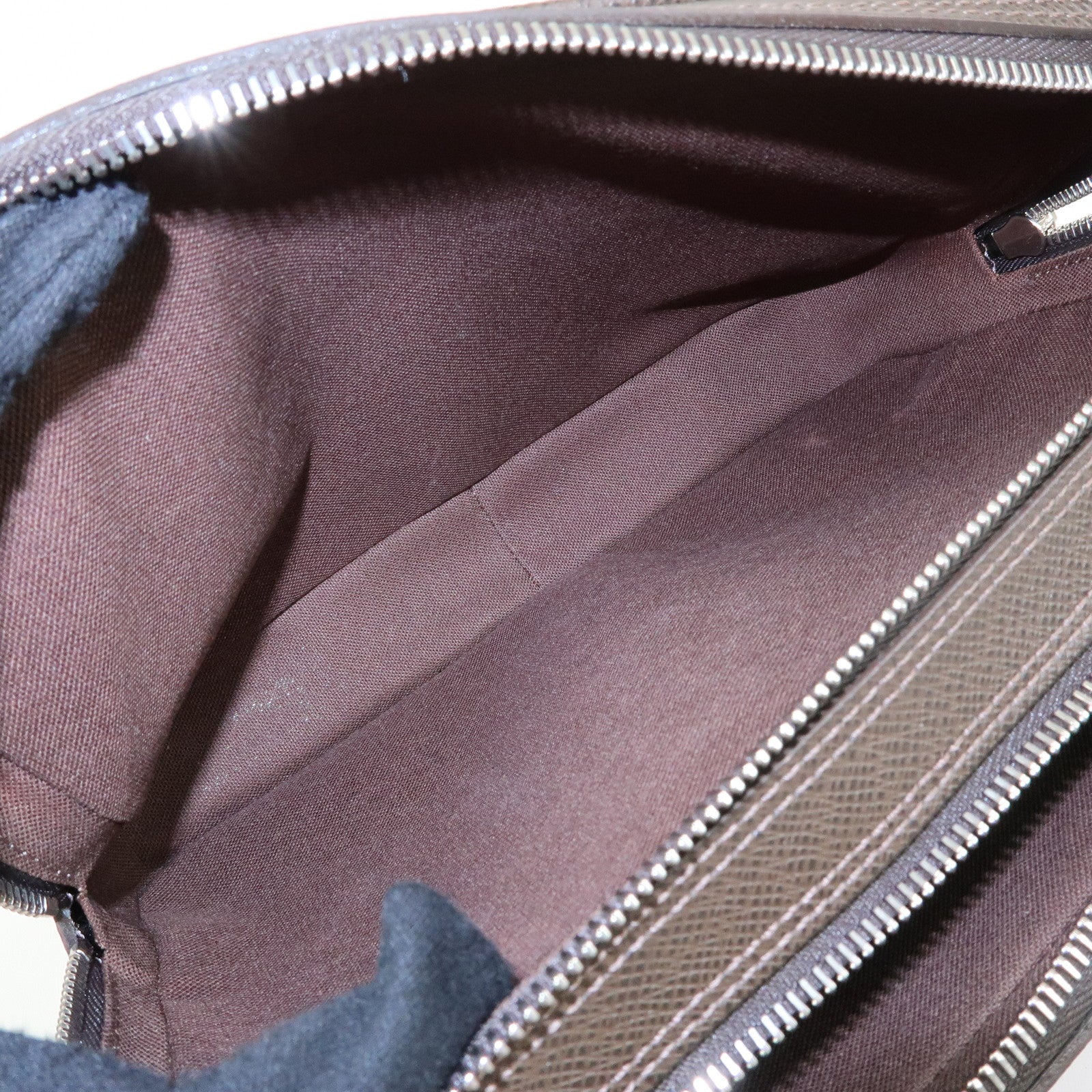 Louis Vuitton Taiga Neo Pavel Leather Clultch Bag Grizzly M31148